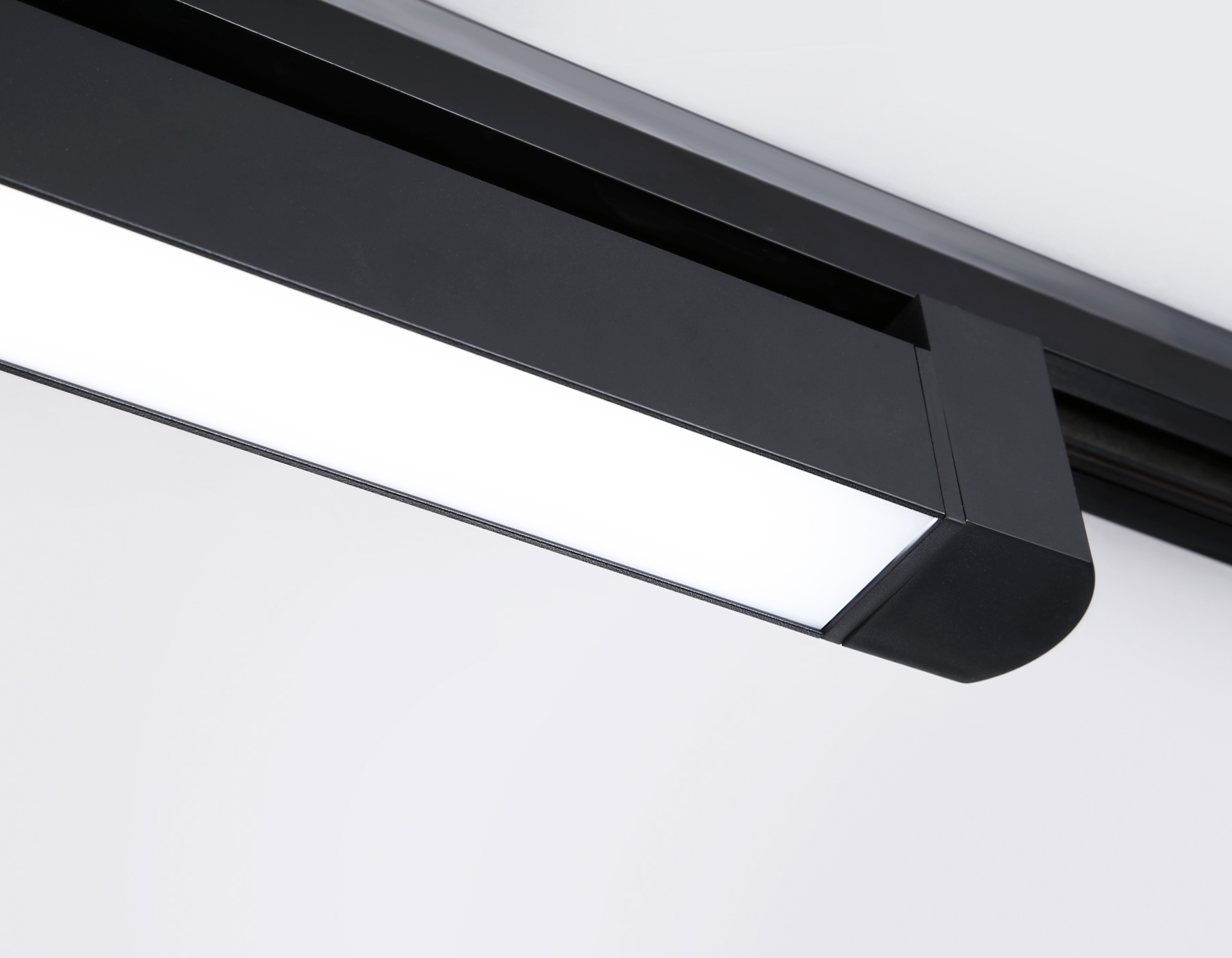 Трековый однофазный светодиодный светильник GL6745 BK черный IP20 40W 4200K 590*35*57