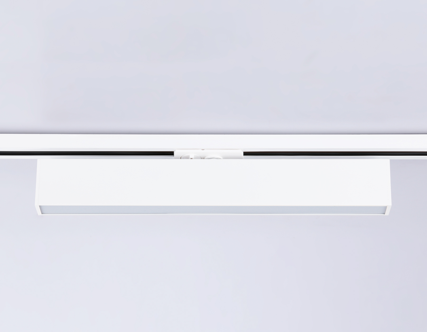 Трековый однофазный светодиодный светильник GL6769 WH белый LED 24W 3000K 600*22*48