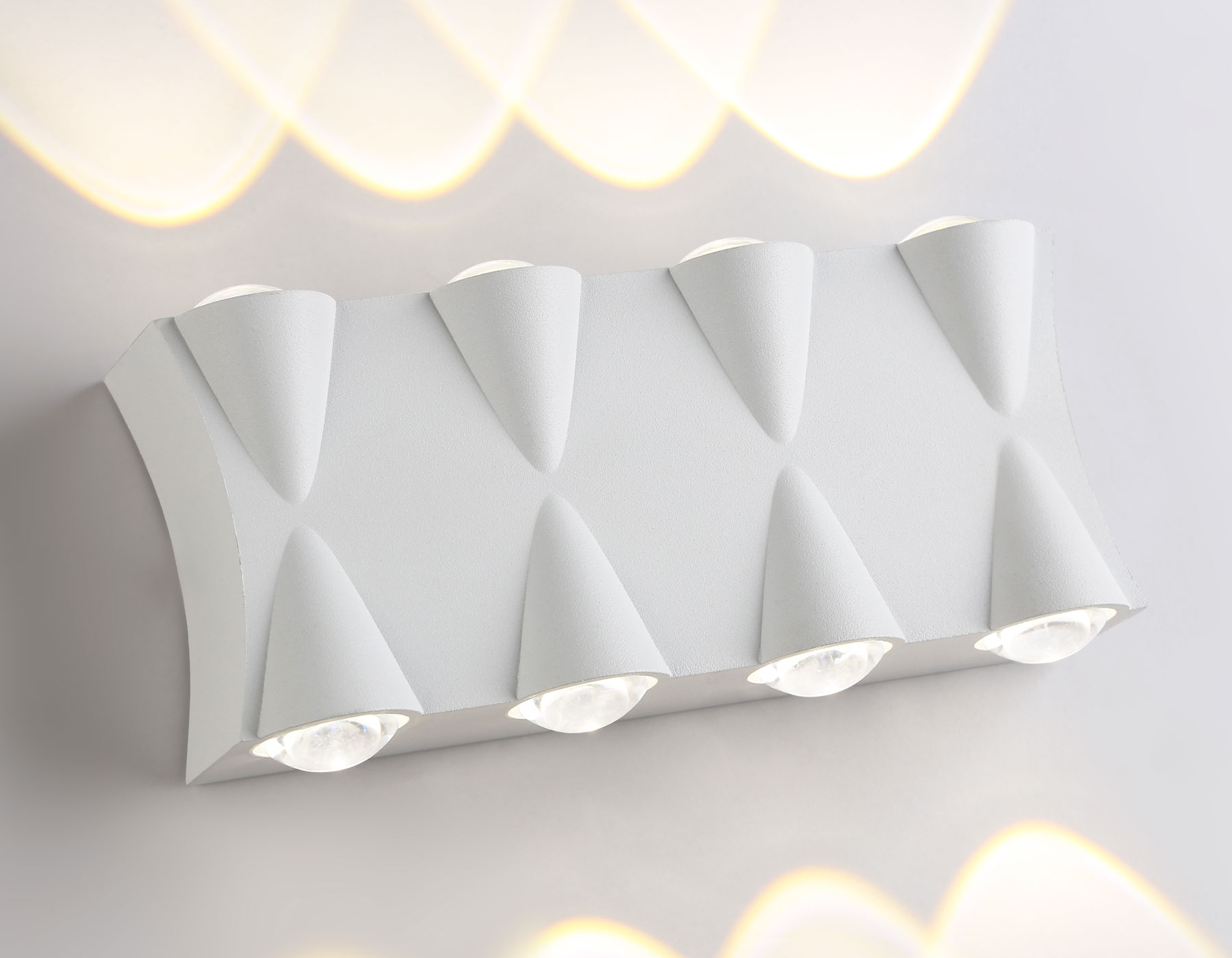 Уличный настенный светодиодный светильник IP54 ST4490/8 WH белый LED 4200K 8W IP54 190*80*45