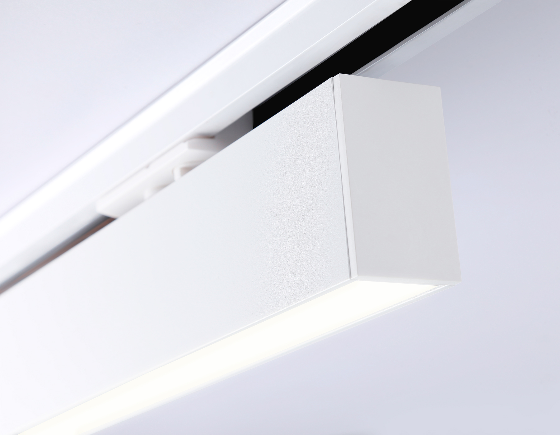 Трековый однофазный светодиодный светильник GL6761 WH белый LED 12W 3000K 300*22*48