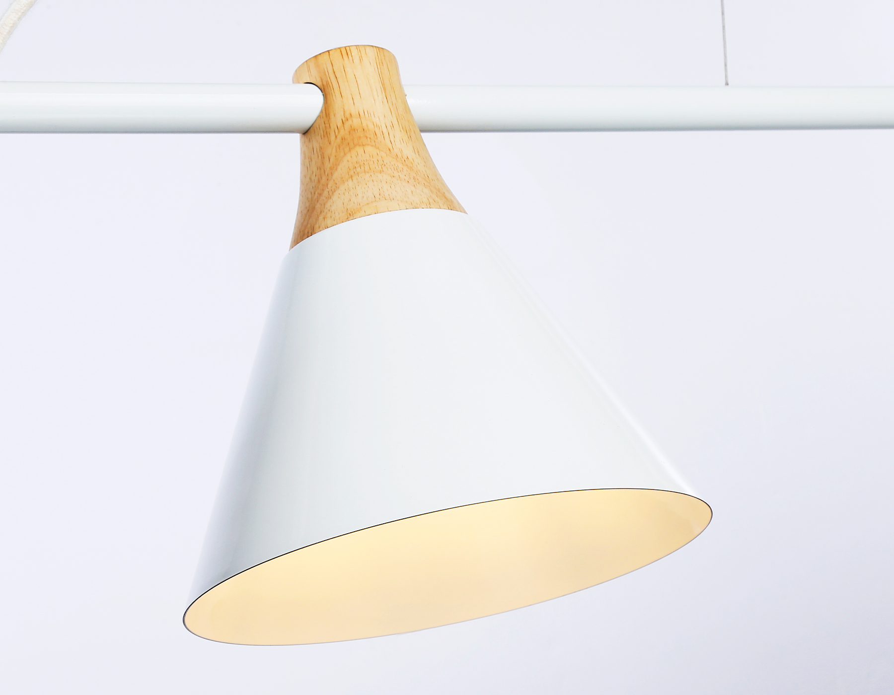 Подвесной светильник в стиле лофт TR8196/3 WH/LW белый/светлое дерево E27*3 max 40W 880*200*1010