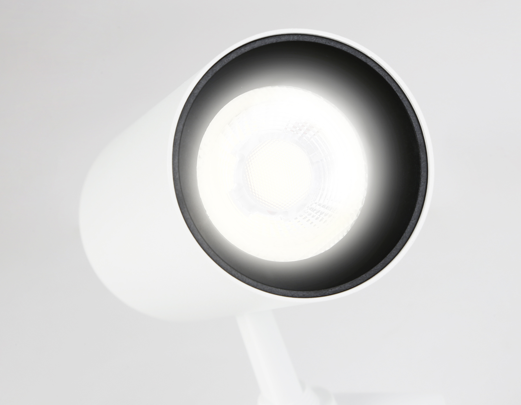 Трековый светодиодный светильник GL5821 WH белый LED 15W 4200K 24°