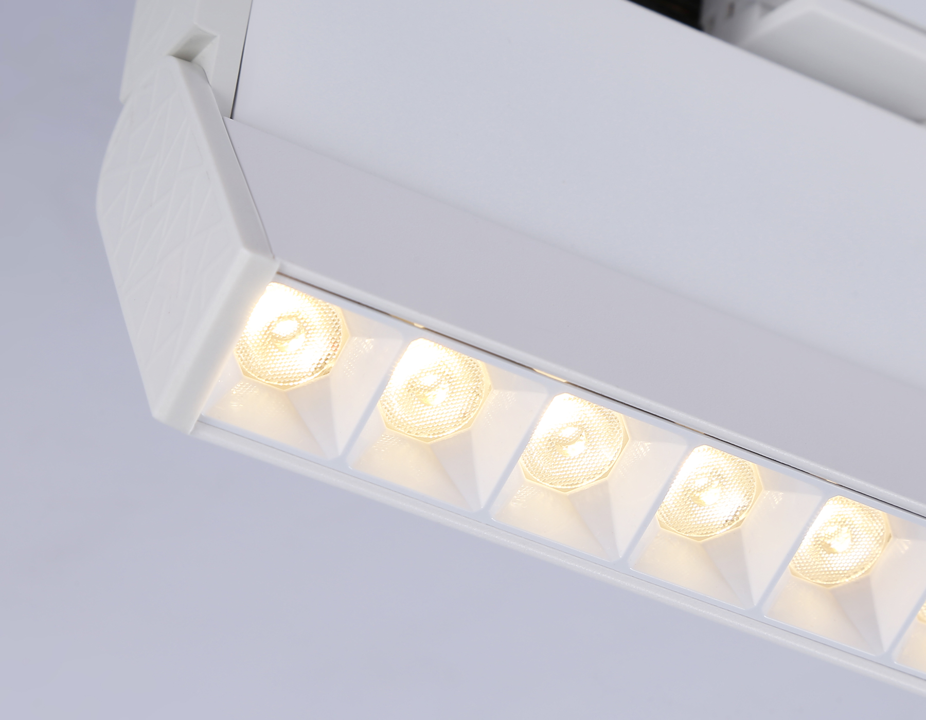 Трековый однофазный светодиодный светильник GL6815 WH белый LED 12W 3000K 24° 230*22*87