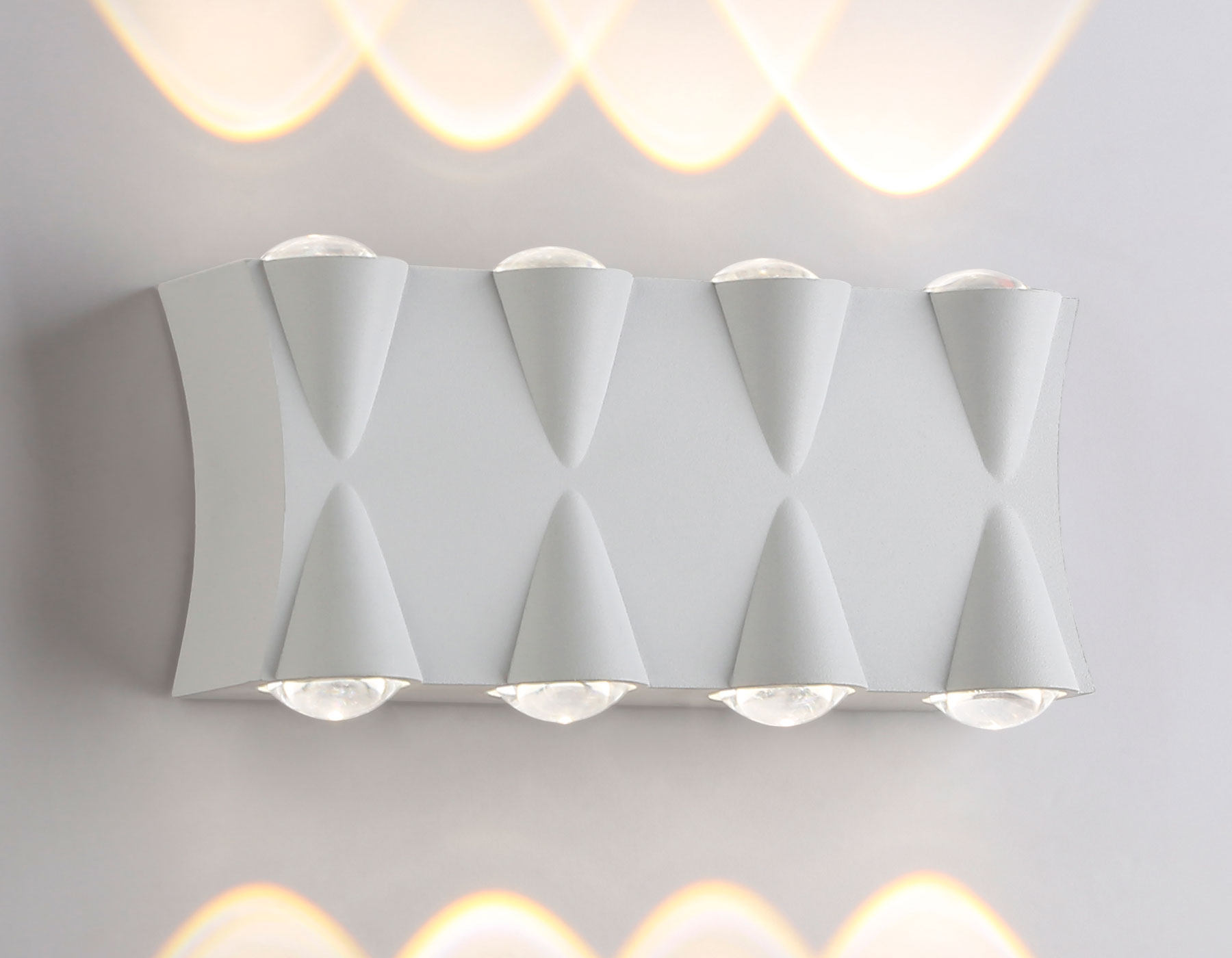 Уличный настенный светодиодный светильник IP54 ST4490/8 WH белый LED 4200K 8W IP54 190*80*45