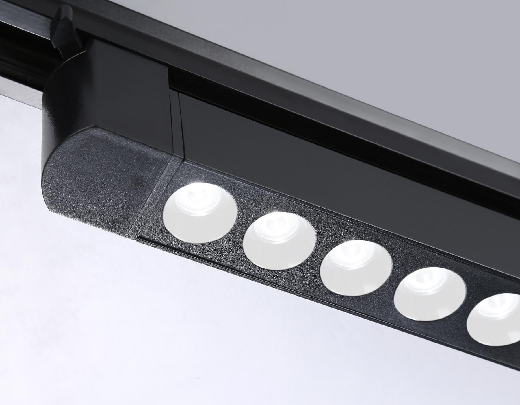 Трековый однофазный светодиодный светильник GL6721 BK черный IP20 40W 4200K 24° 590*35*57