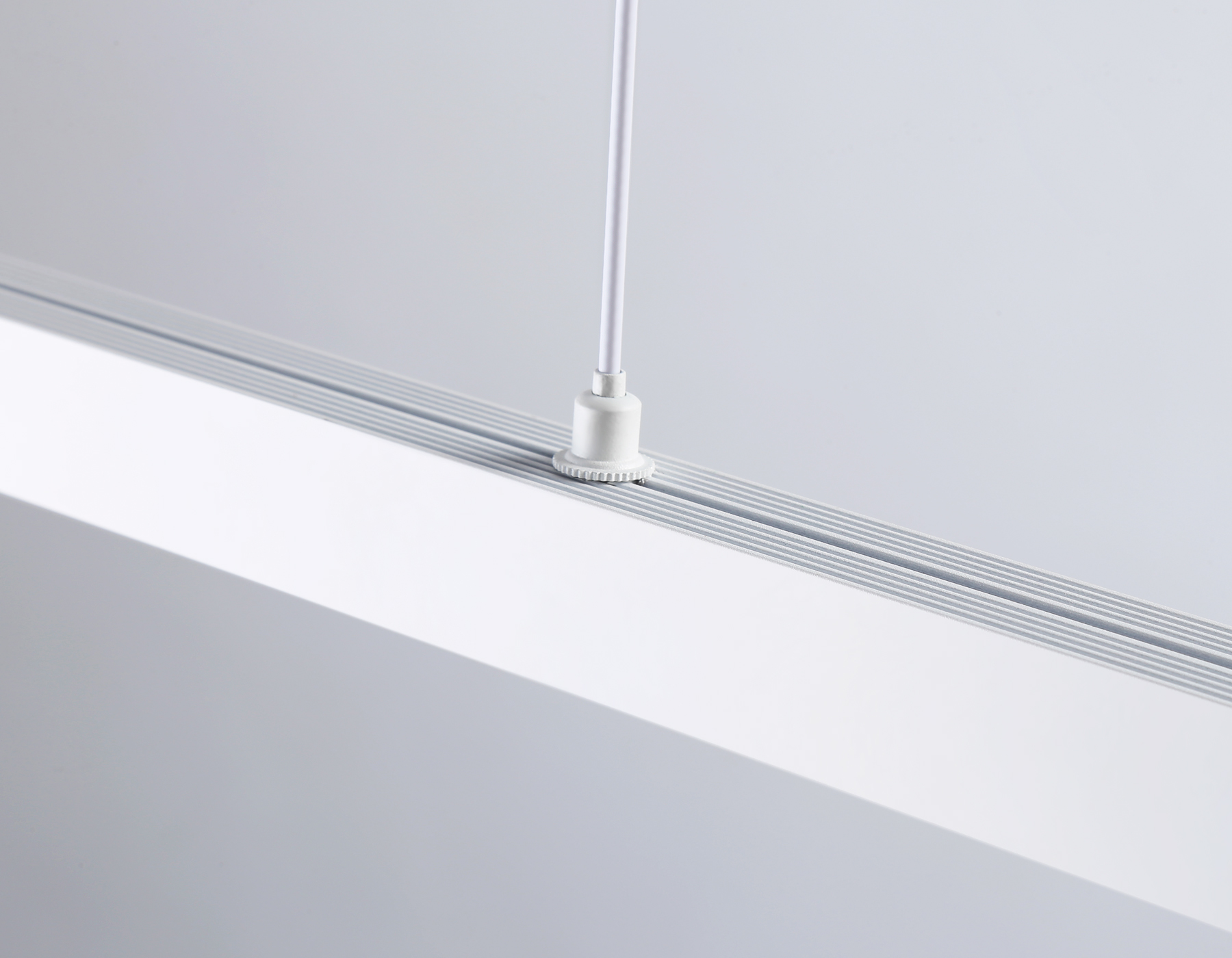 Трековый однофазный подвесной светодиодный светильник GL6783 WH белый LED 24W 4200K 600*22*1025