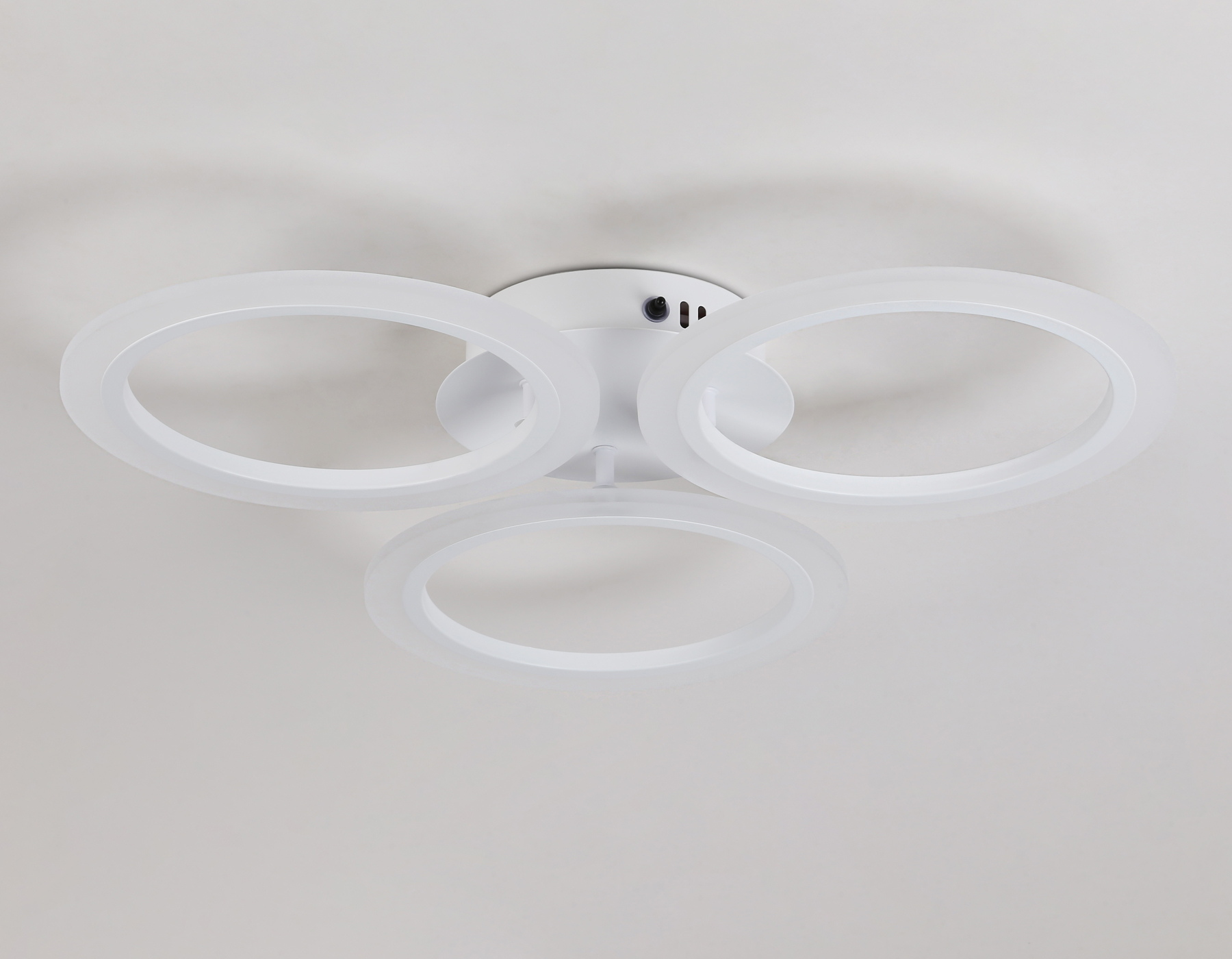 Потолочный светодиодный светильник с пультом FA4052/3 WH белый 4200K/3000/6400K 51W D580*80 (ПДУ ИК)