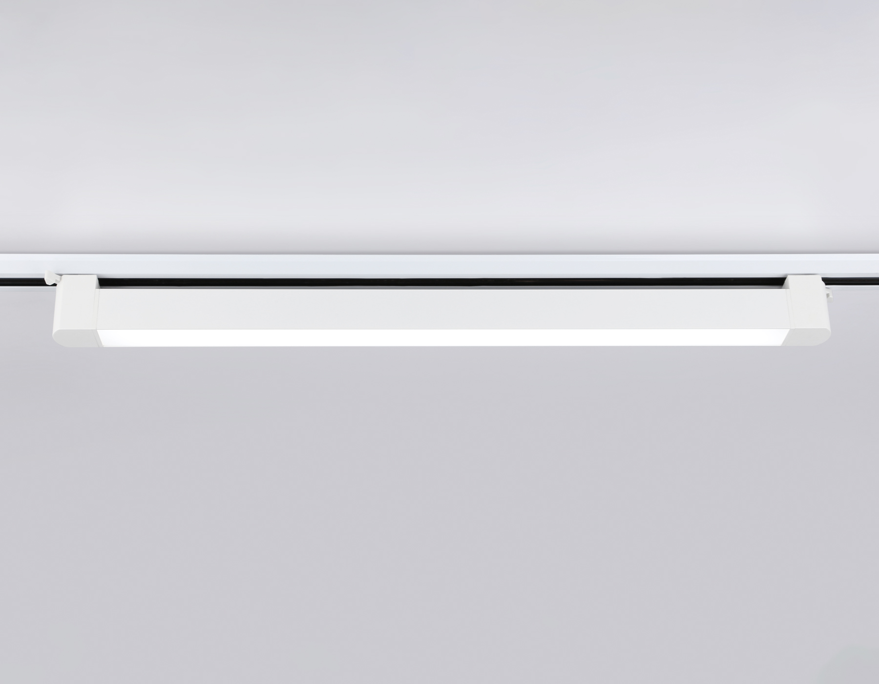 Трековый однофазный светодиодный светильник GL6742 WH белый IP20 40W 4200K 590*35*57