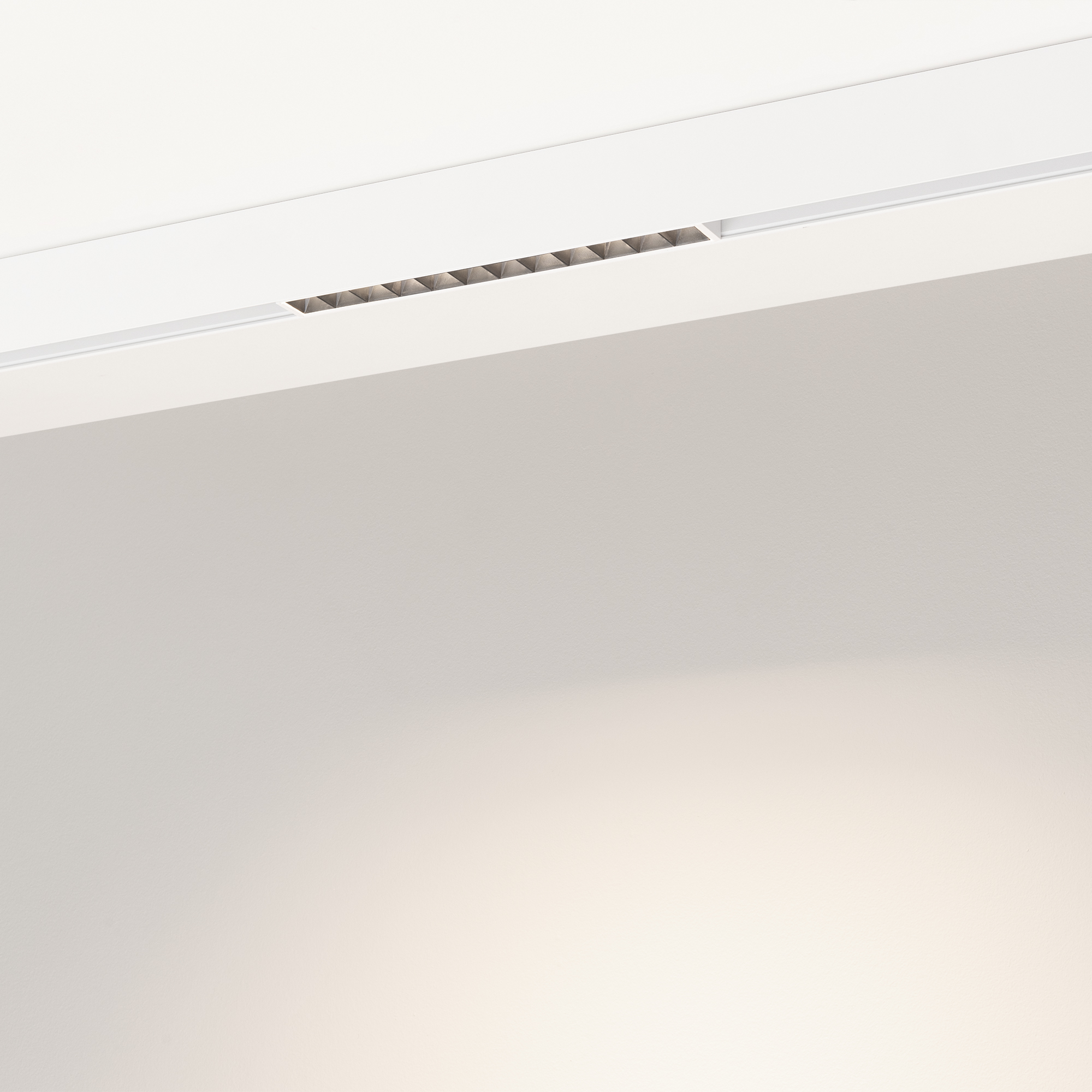 Светильник MAG-ORIENT-LASER-L235-8W Day4000 (WH, 24 deg, 48V) (Arlight, IP20 Металл, 5 лет) 035844