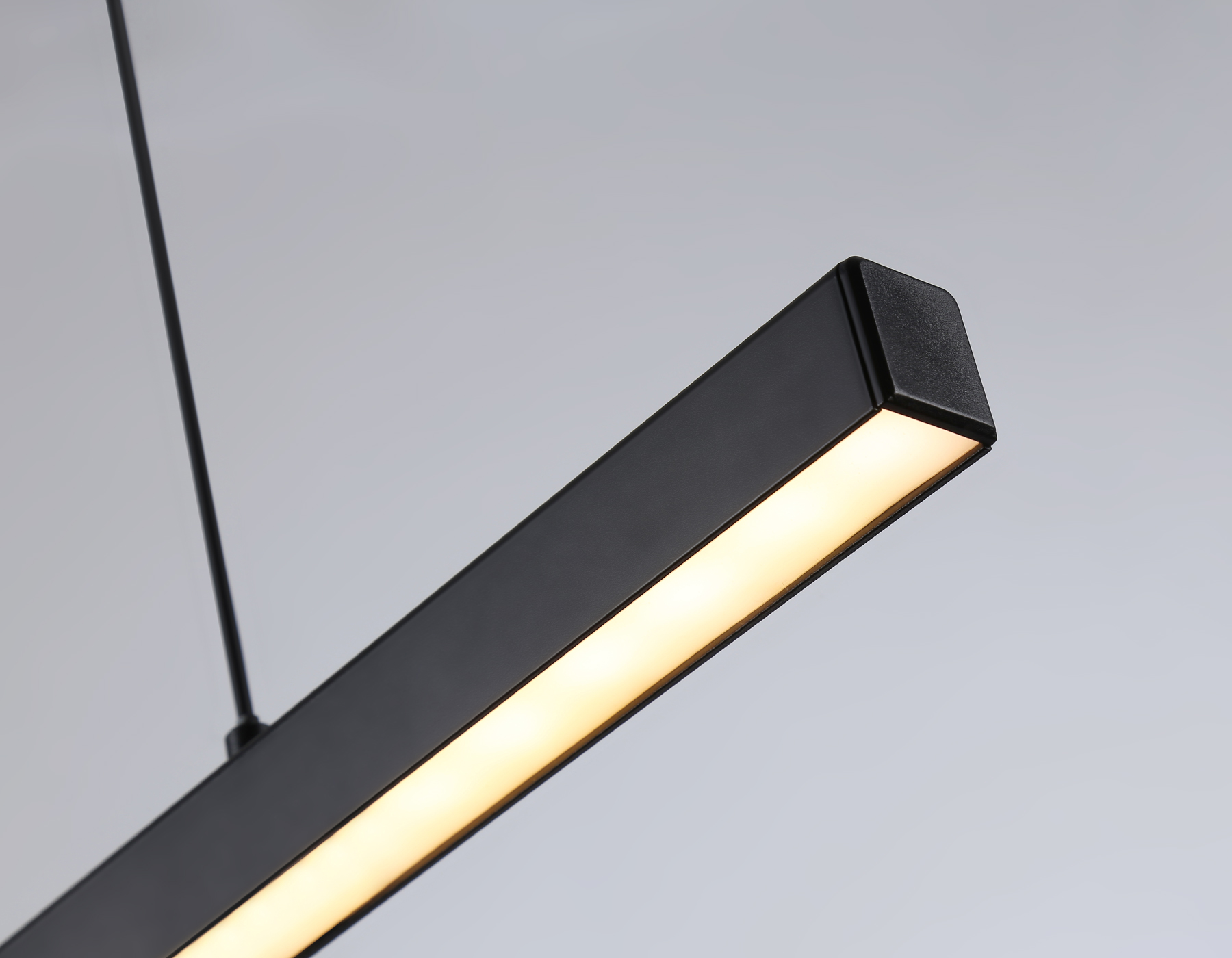 Трековый однофазный подвесной светодиодный светильник GL6785 BK черный LED 24W 3000K 600*22*1025