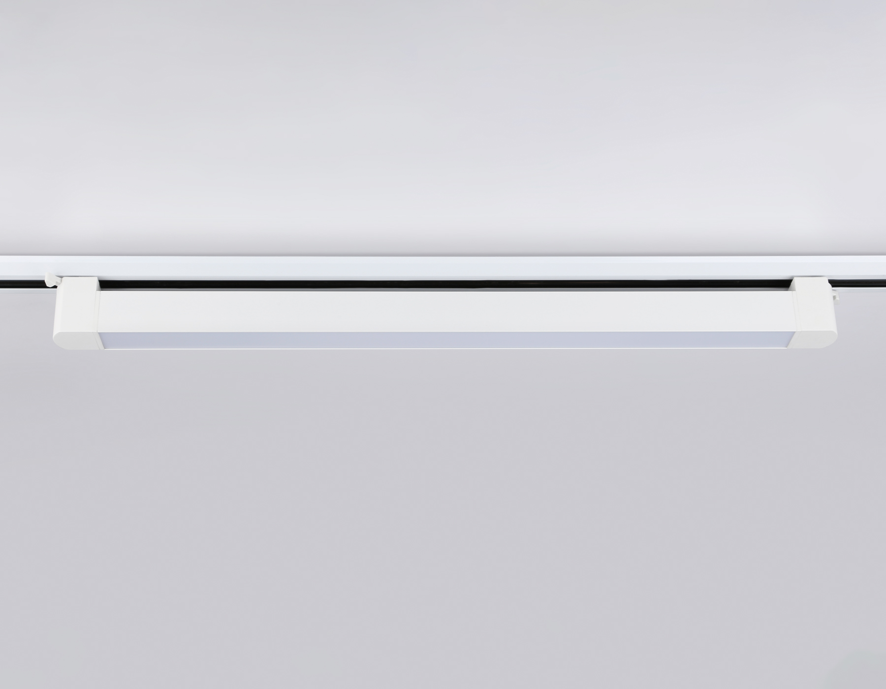 Трековый однофазный светодиодный светильник GL6742 WH белый IP20 40W 4200K 590*35*57