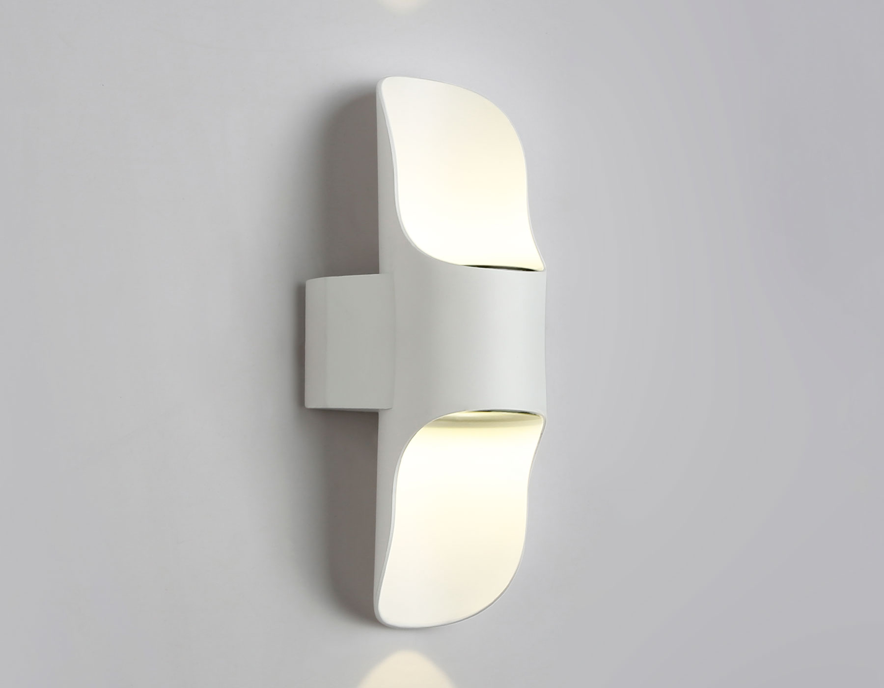 Уличный настенный светодиодный светильник IP54 ST4533 WH белый LED 4200K 8W IP54 220*66*100