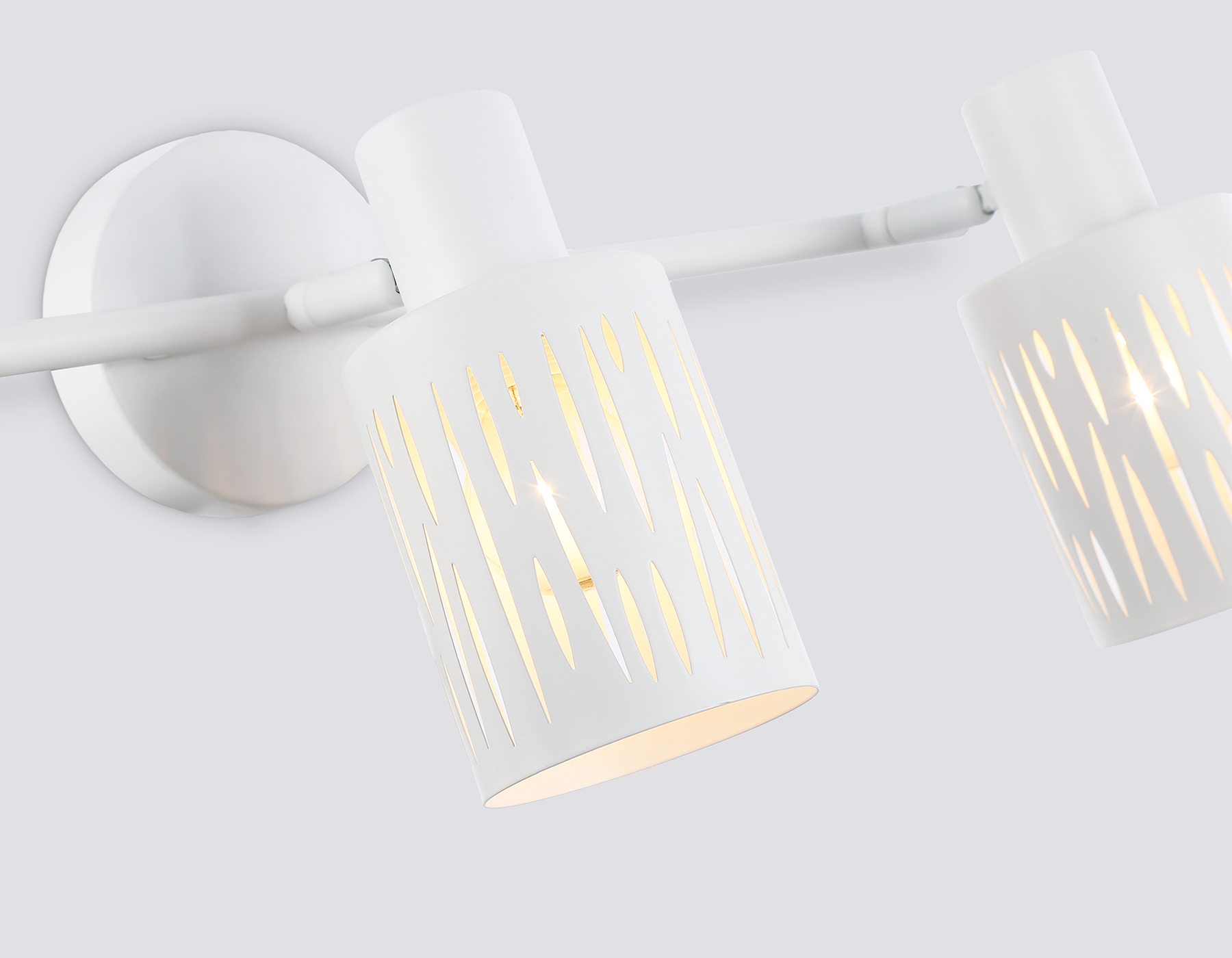 Настенно-потолочный спот в стиле лофт TR8665/3 WH белый E14/3 max 60W 560*100*190