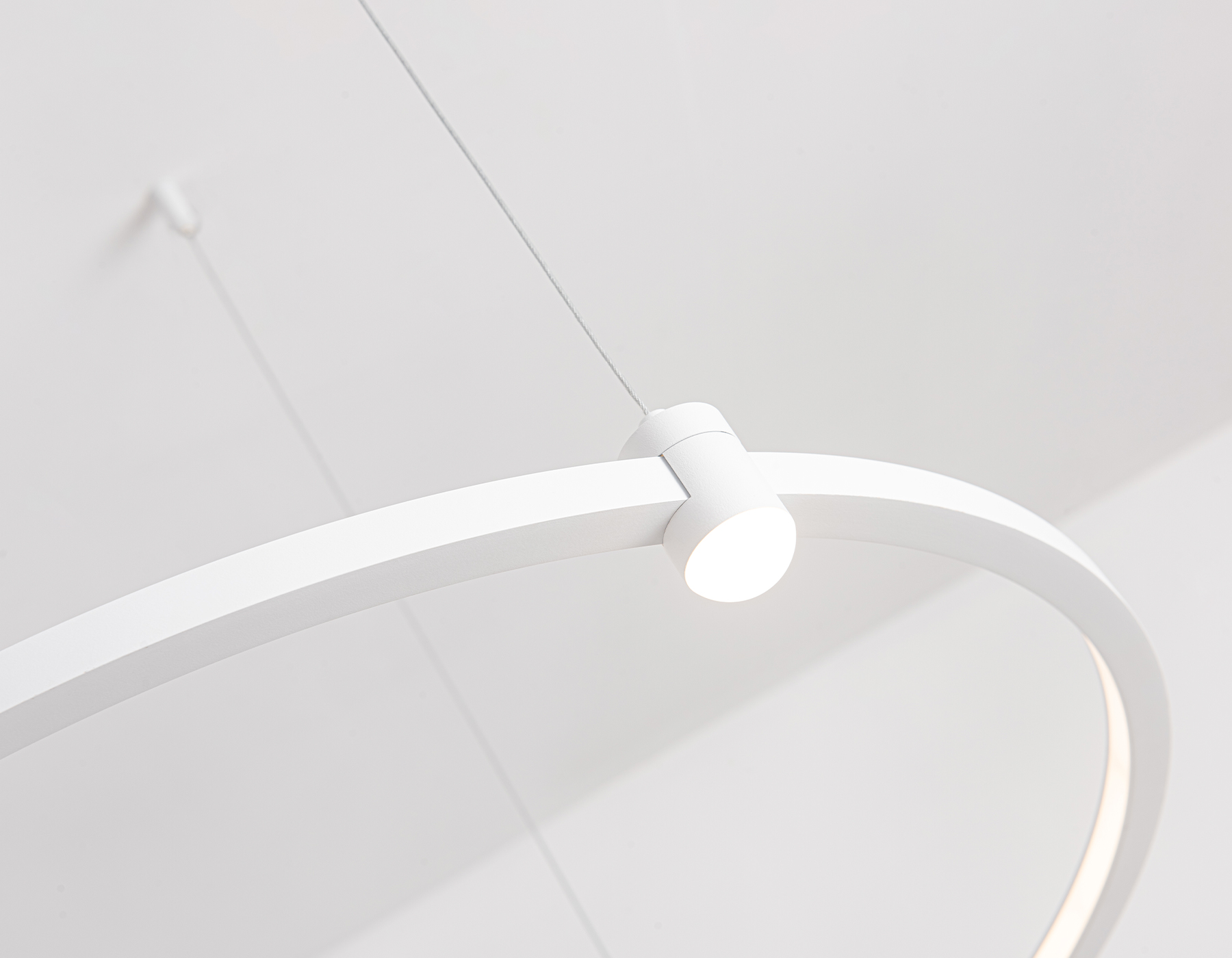 Подвесной светодиодный светильник FL5521/2+6 WH белый 45W 3000K/4200K/6400K D600/400*1300 (без ПДУ)