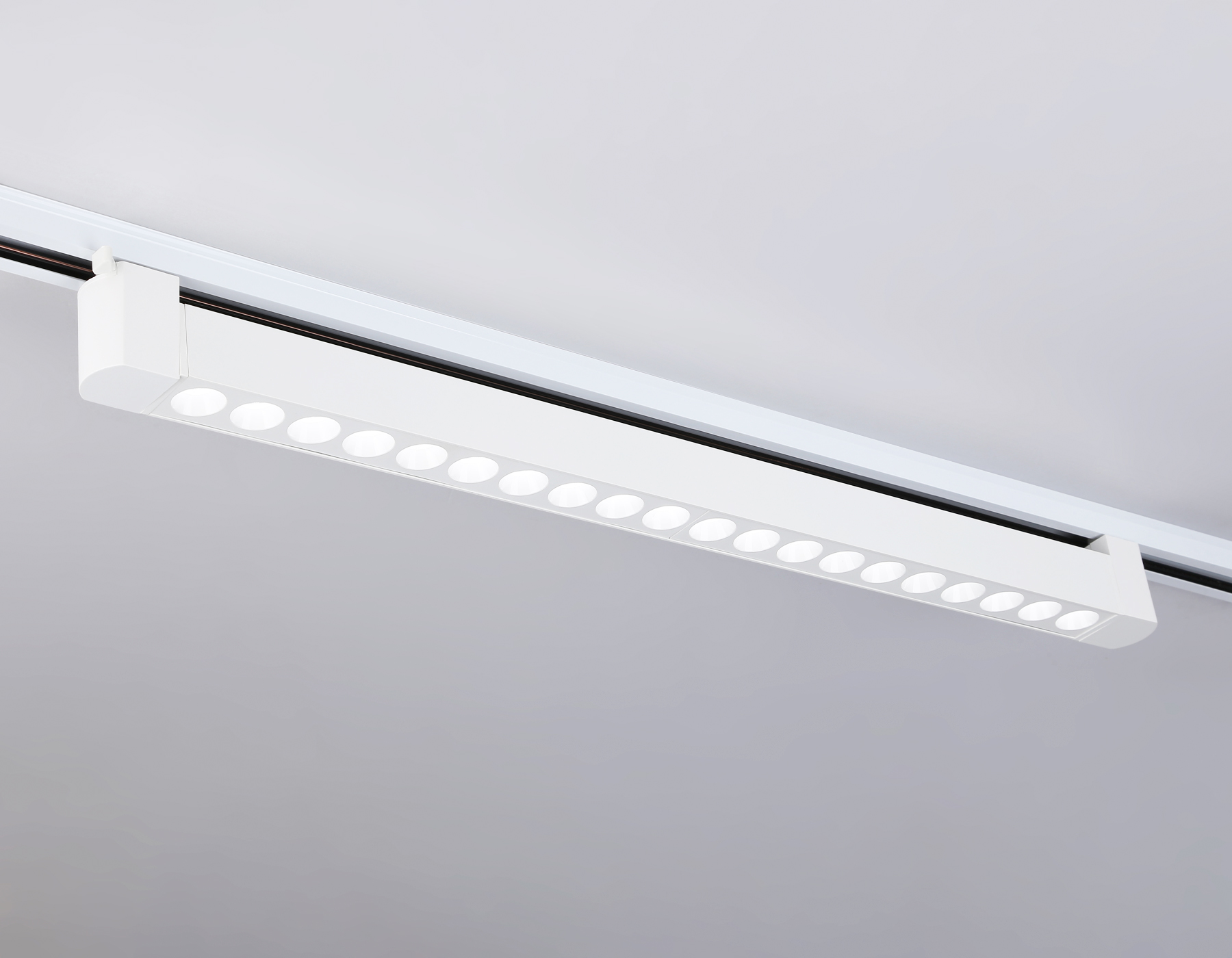 Трековый однофазный светодиодный светильник GL6718 WH белый IP20 40W 4200K 24° 590*35*57