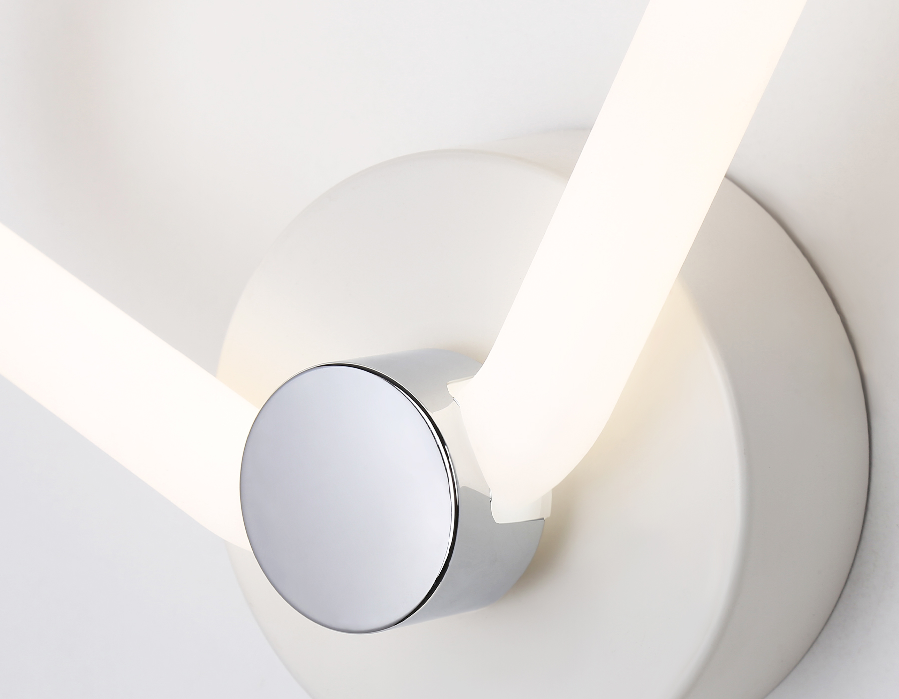 Светодиодный настенный светильник с выключателем на корпусе FA3871 WH белый 14W 3000K-6400K 250*209*100