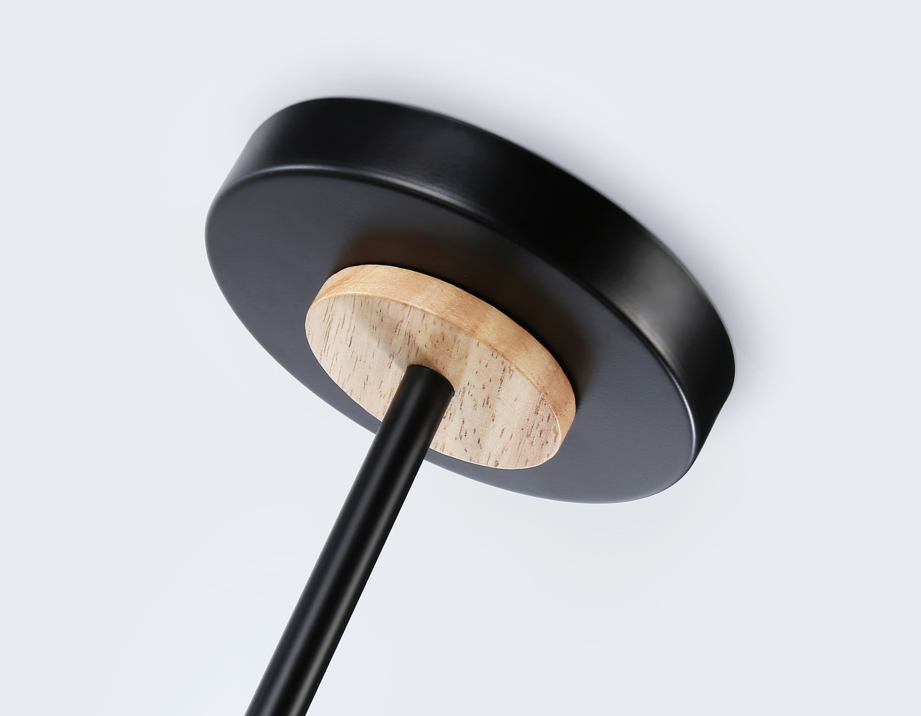 Подвесной светильник со сменной лампой TR8244/2 BK/LWD черный/светлое дерево E27/2 max 40W 590*165*220