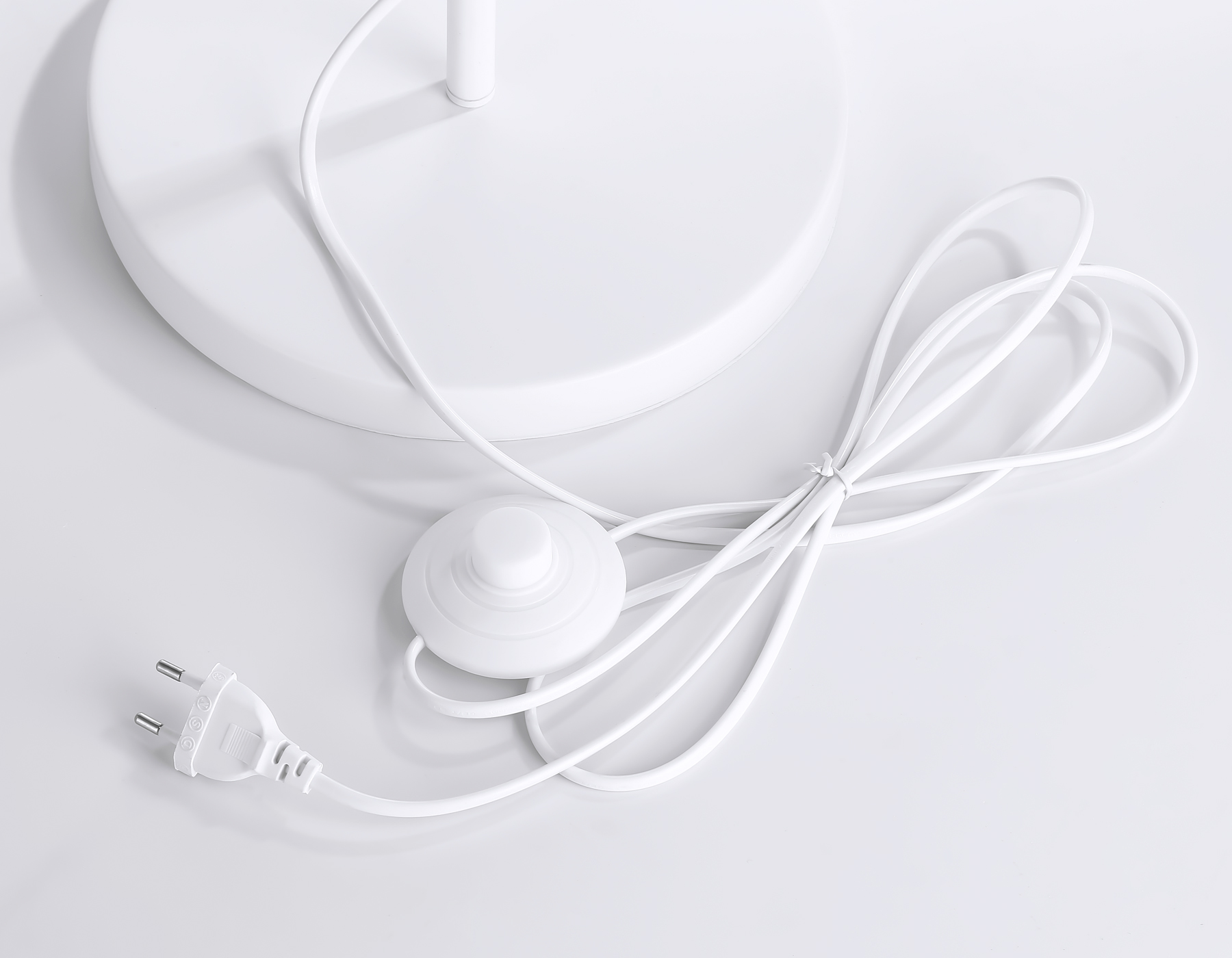 Напольный светильник со сменной лампой в стиле лофт TR8154/3 WH белый E27*3 max 40W D370*1530