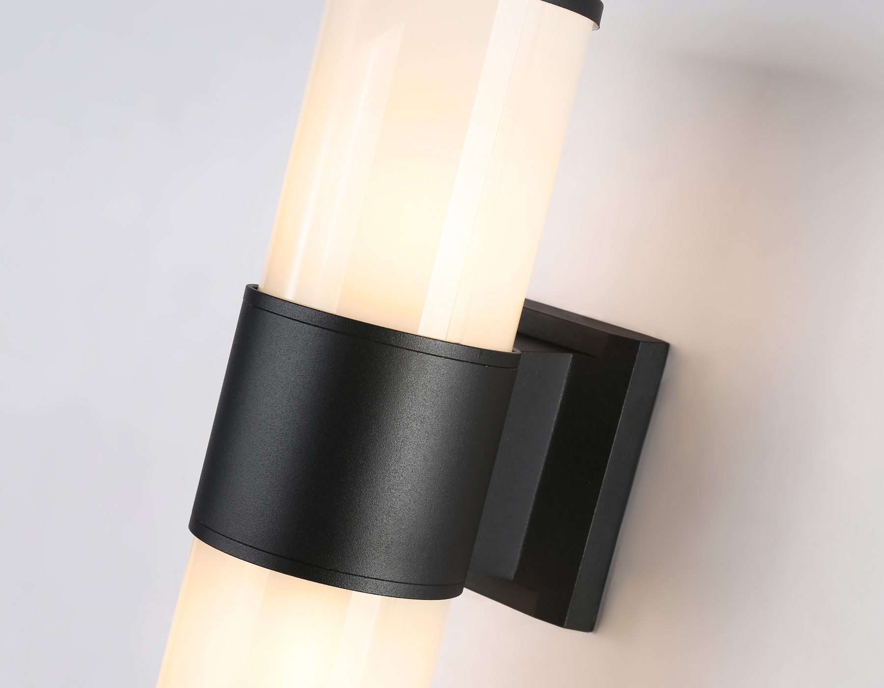 Уличный настенный архитектурный светильник ST2455 BK/FR черный/белый матовый IP54 E27 max 40W 300*90*155