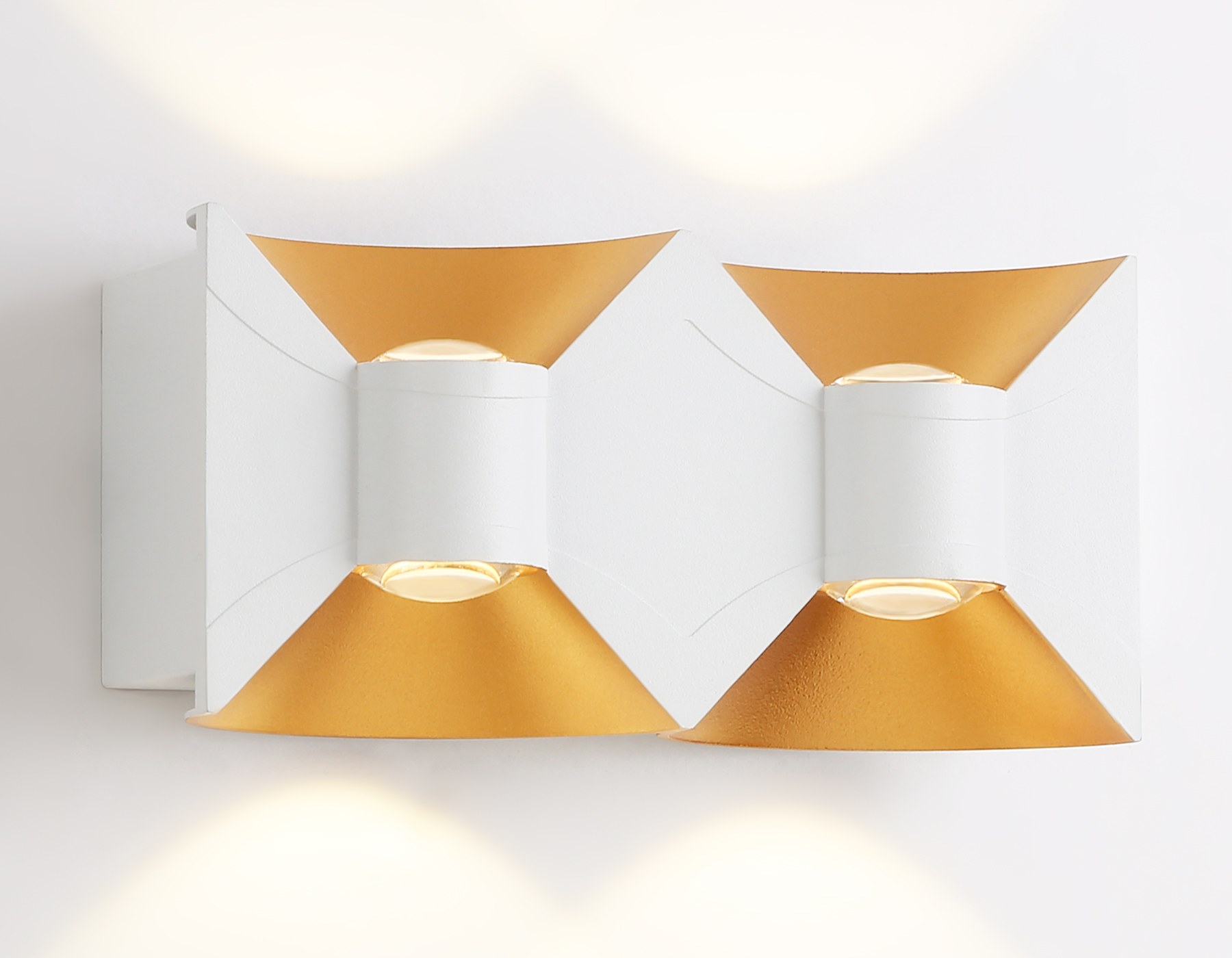 Уличный настенный светодиодный светильник IP54 ST4475/4 WH/GD белый/золото LED 4200K 11W IP54 180*90*55