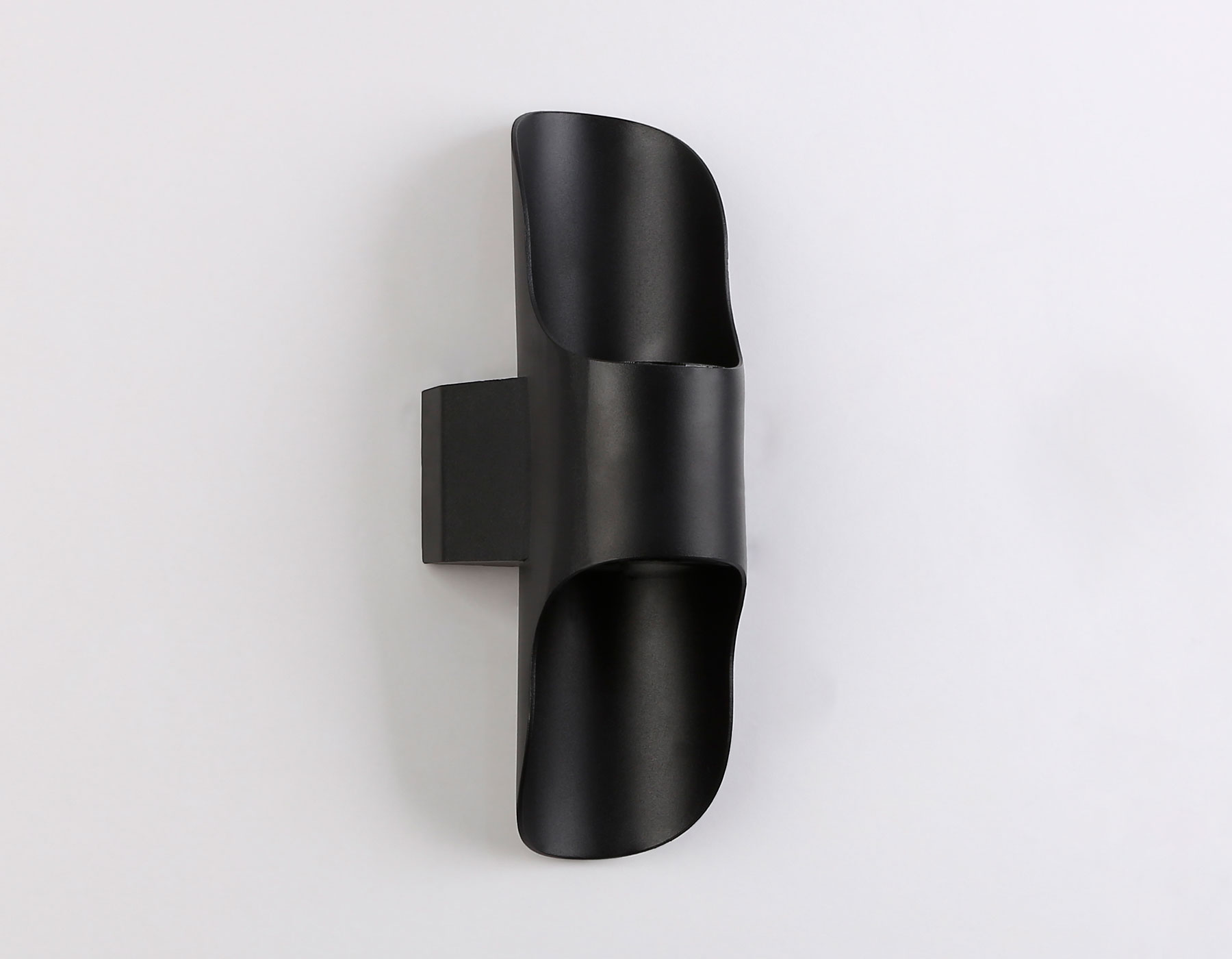 Уличный настенный светодиодный светильник IP54 ST4535 BK черный LED 4200K 8W IP54 220*66*100