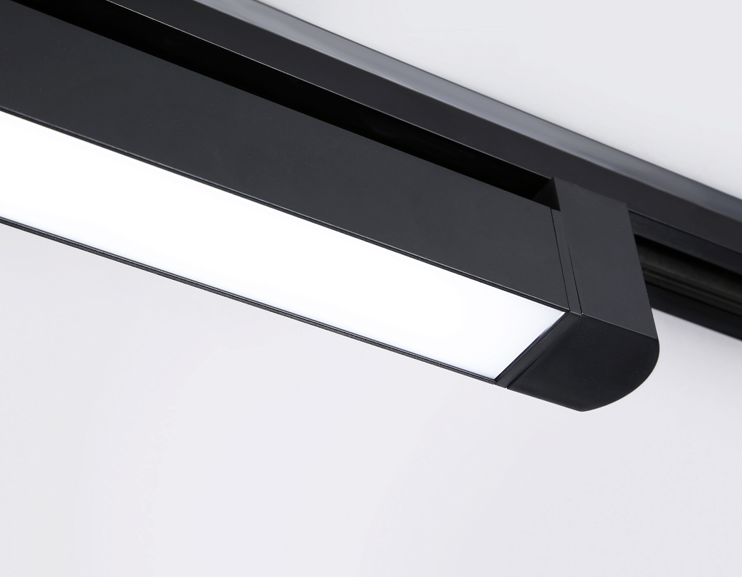 Трековый однофазный светодиодный светильник GL6745 BK черный IP20 40W 4200K 590*35*57