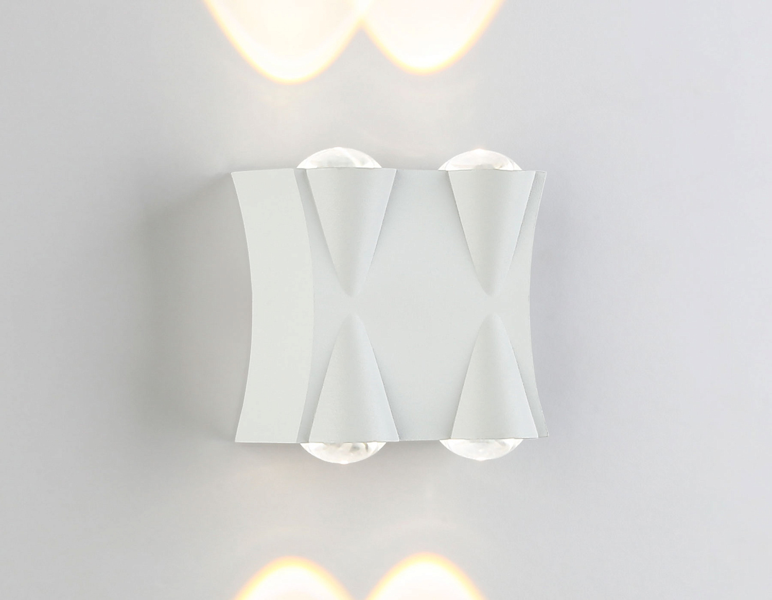 Уличный настенный светодиодный светильник IP54 ST4482/4 WH белый LED 4200K 4W IP54 90*80*45