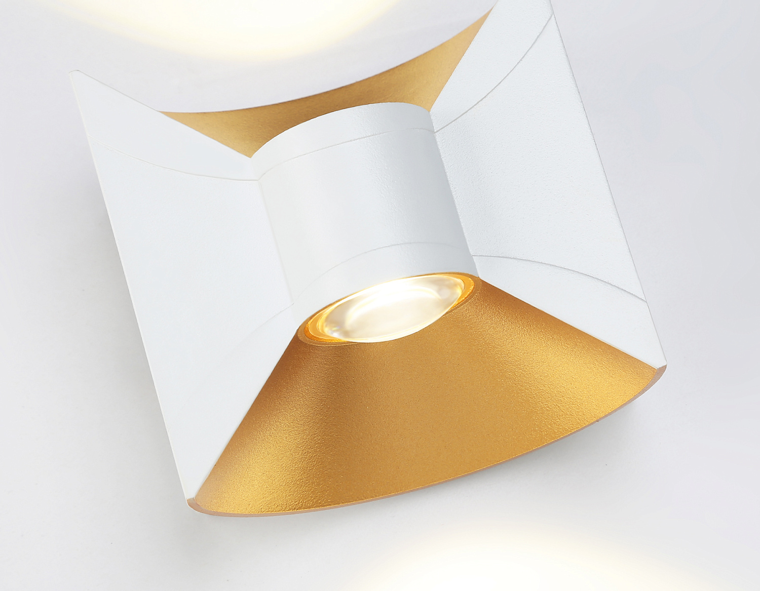 Уличный настенный светодиодный светильник IP54 ST4471 WH/GD белый/золото LED 4200K 6W IP54 92*98*55