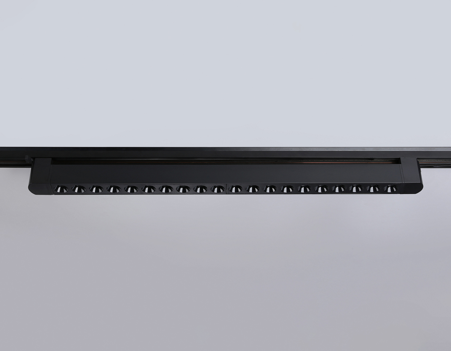 Трековый однофазный светодиодный светильник GL6721 BK черный IP20 40W 4200K 24° 590*35*57