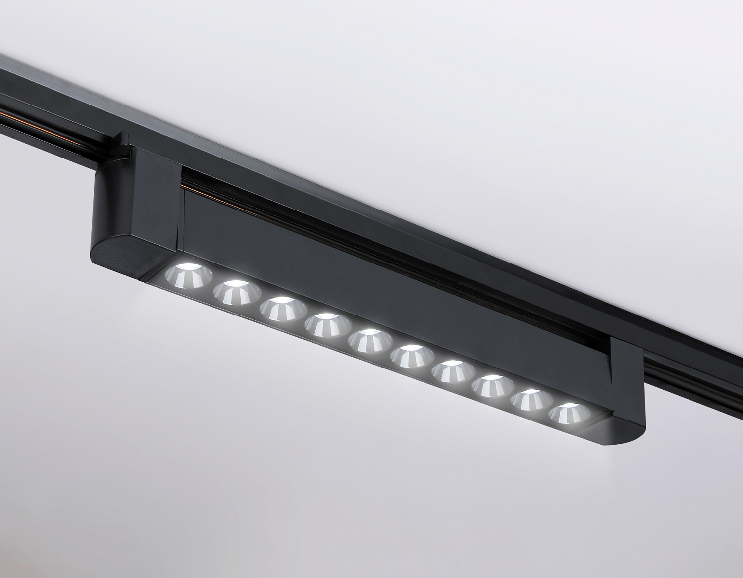 Трековый однофазный светодиодный светильник GL6709 BK черный IP20 20W 4200K 24° 323*35*57