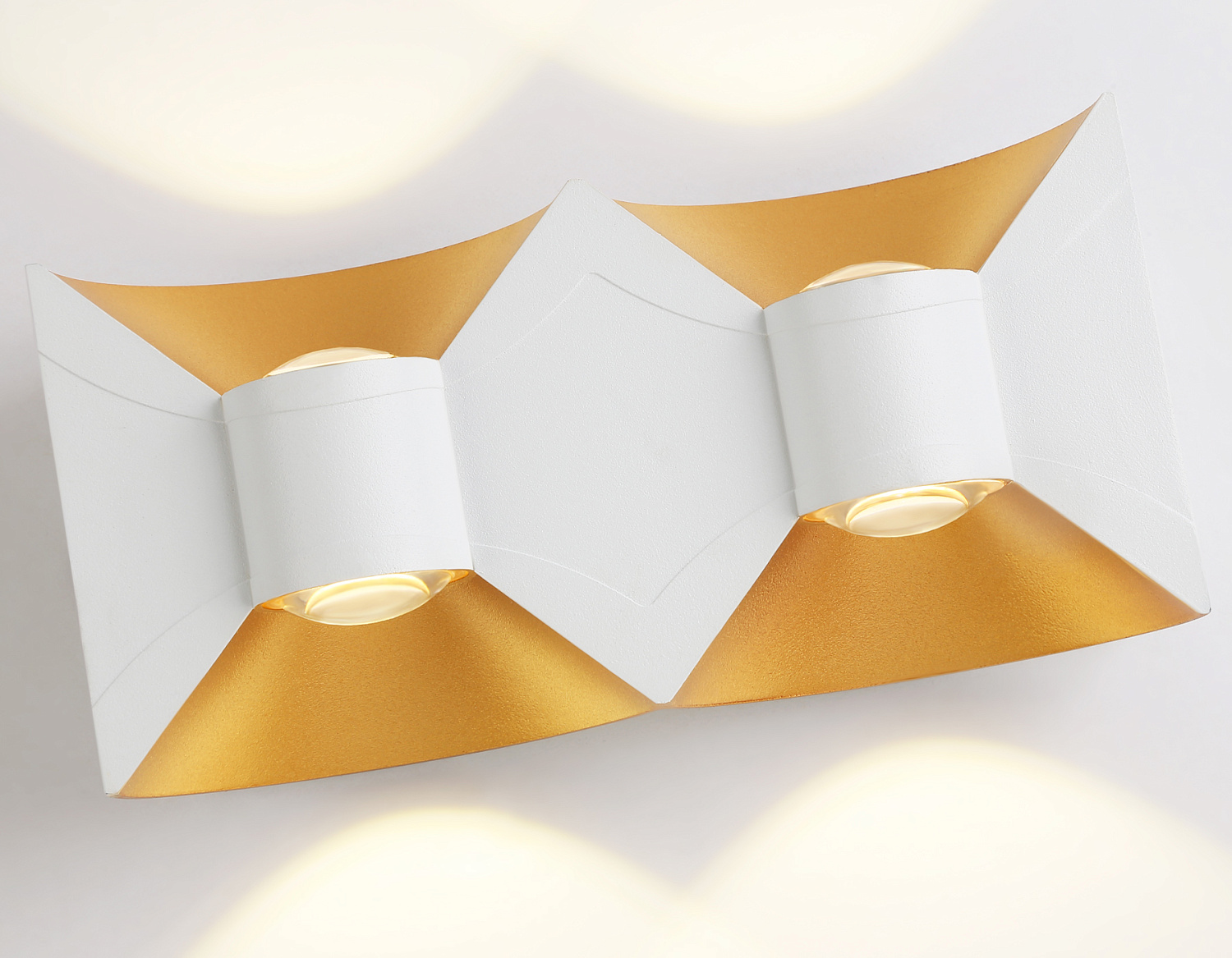 Уличный настенный светодиодный светильник IP54 ST4475/4 WH/GD белый/золото LED 4200K 11W IP54 180*90*55