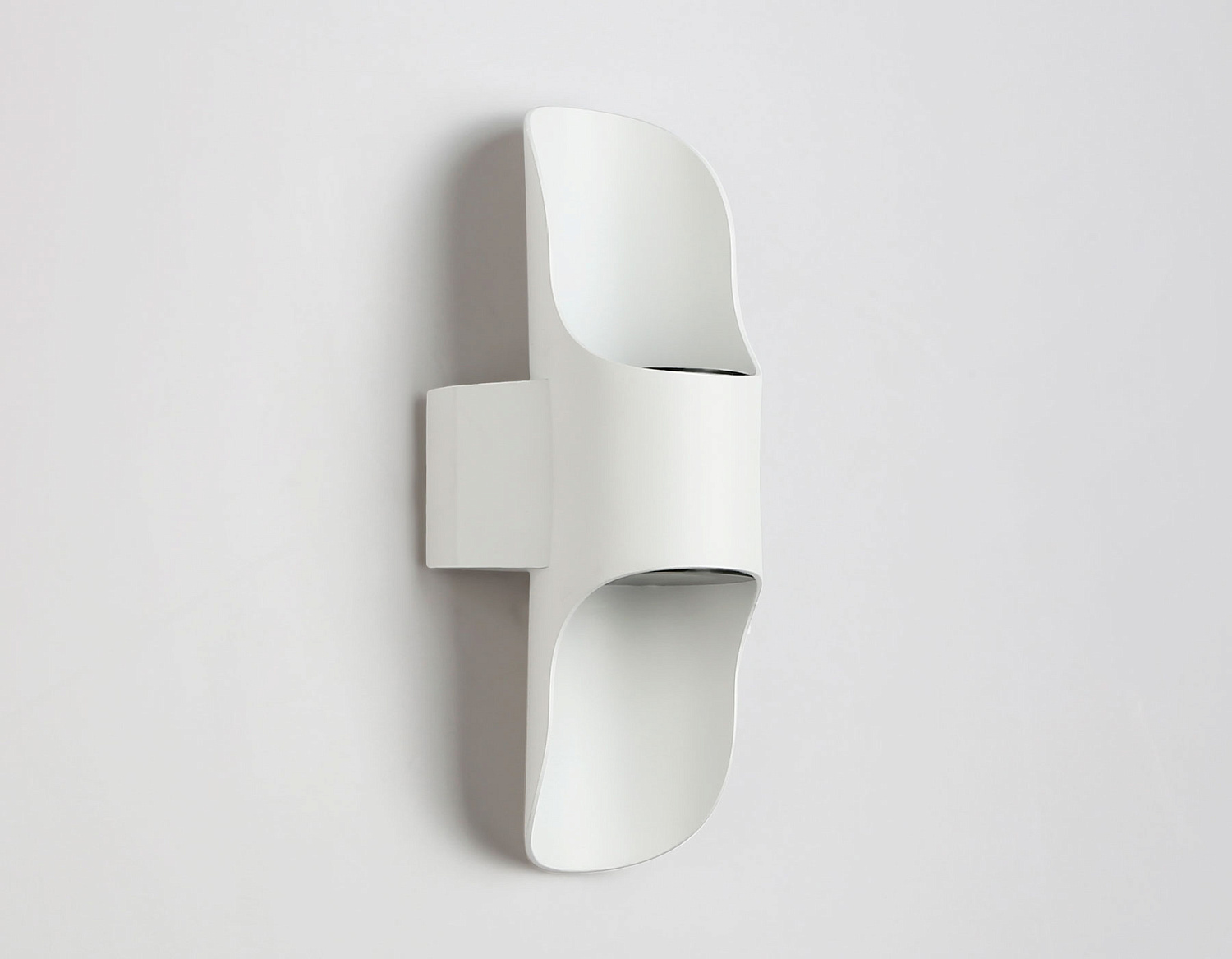 Уличный настенный светодиодный светильник IP54 ST4533 WH белый LED 4200K 8W IP54 220*66*100