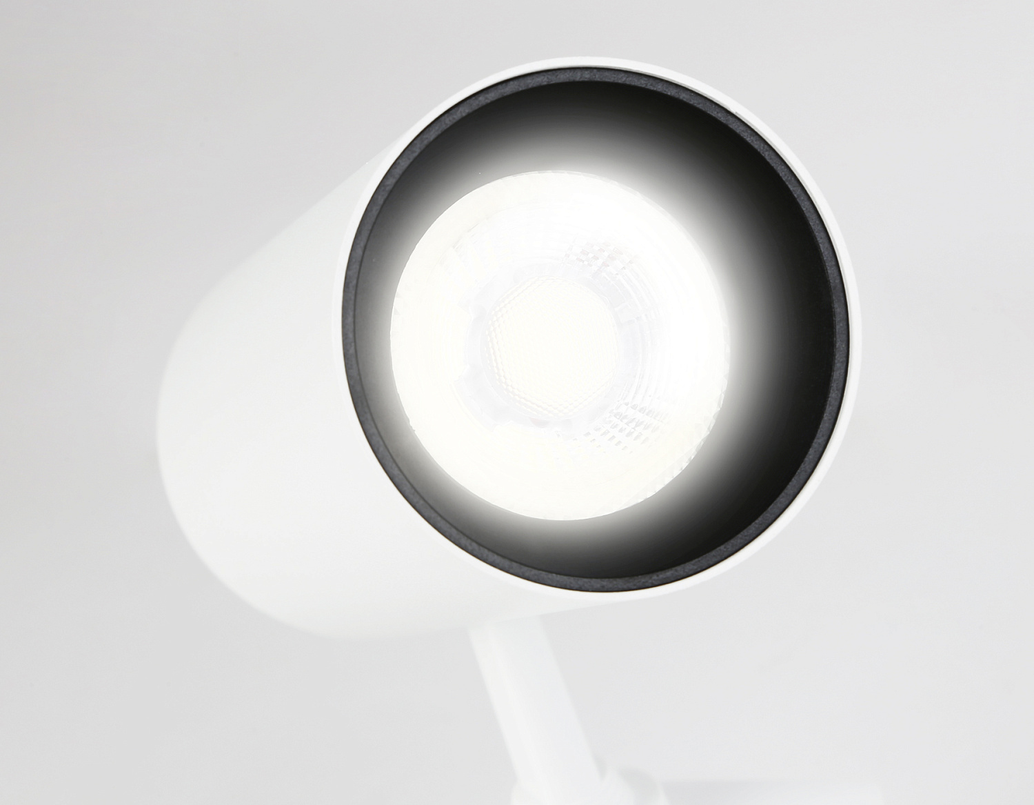 Трековый светодиодный светильник GL5821 WH белый LED 15W 4200K 24°