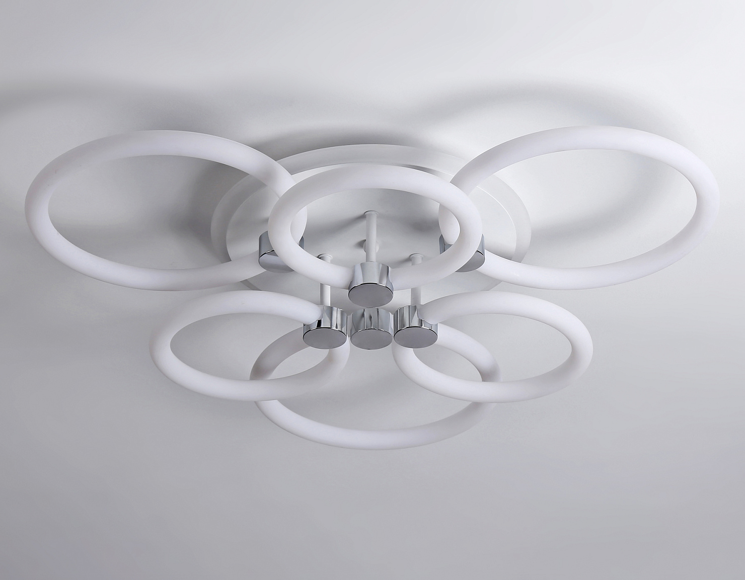 Светодиодный потолочный светильник с подсветкой FA3844/3+3 WH белый 102W 3000K-6400K+RGB D670*115 (ПДУ РАДИО 2.4G)