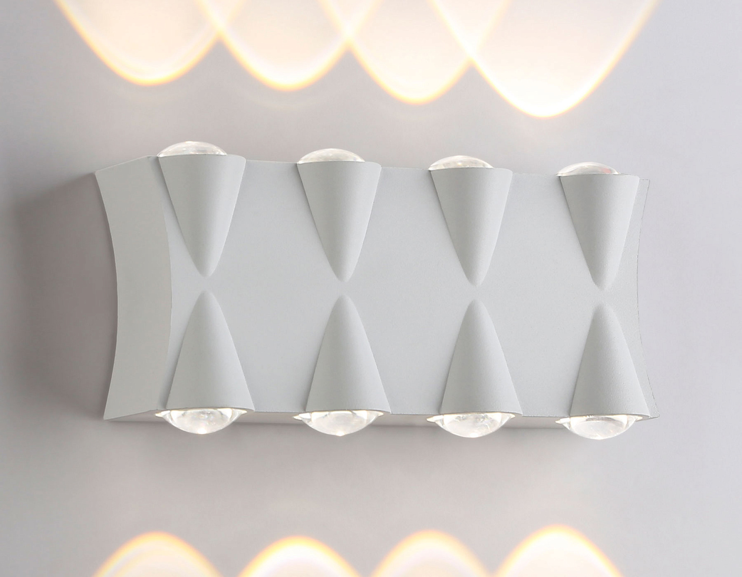 Уличный настенный светодиодный светильник IP54 ST4490/8 WH белый LED 4200K 8W IP54 190*80*45