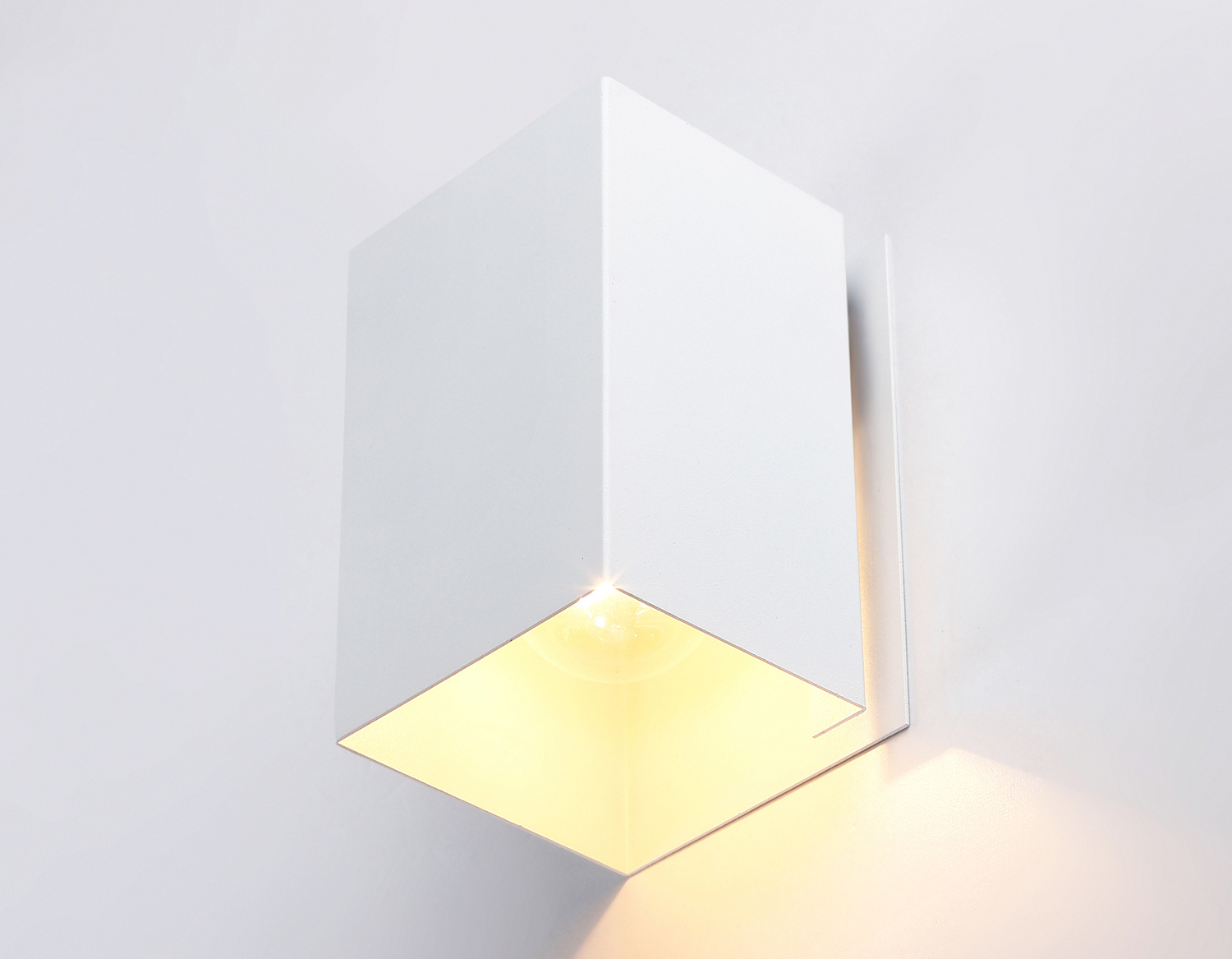 Светильник потолочный накладной со сменной лампой E27 TN5111 WH белый E27 max 40W 120*80*80