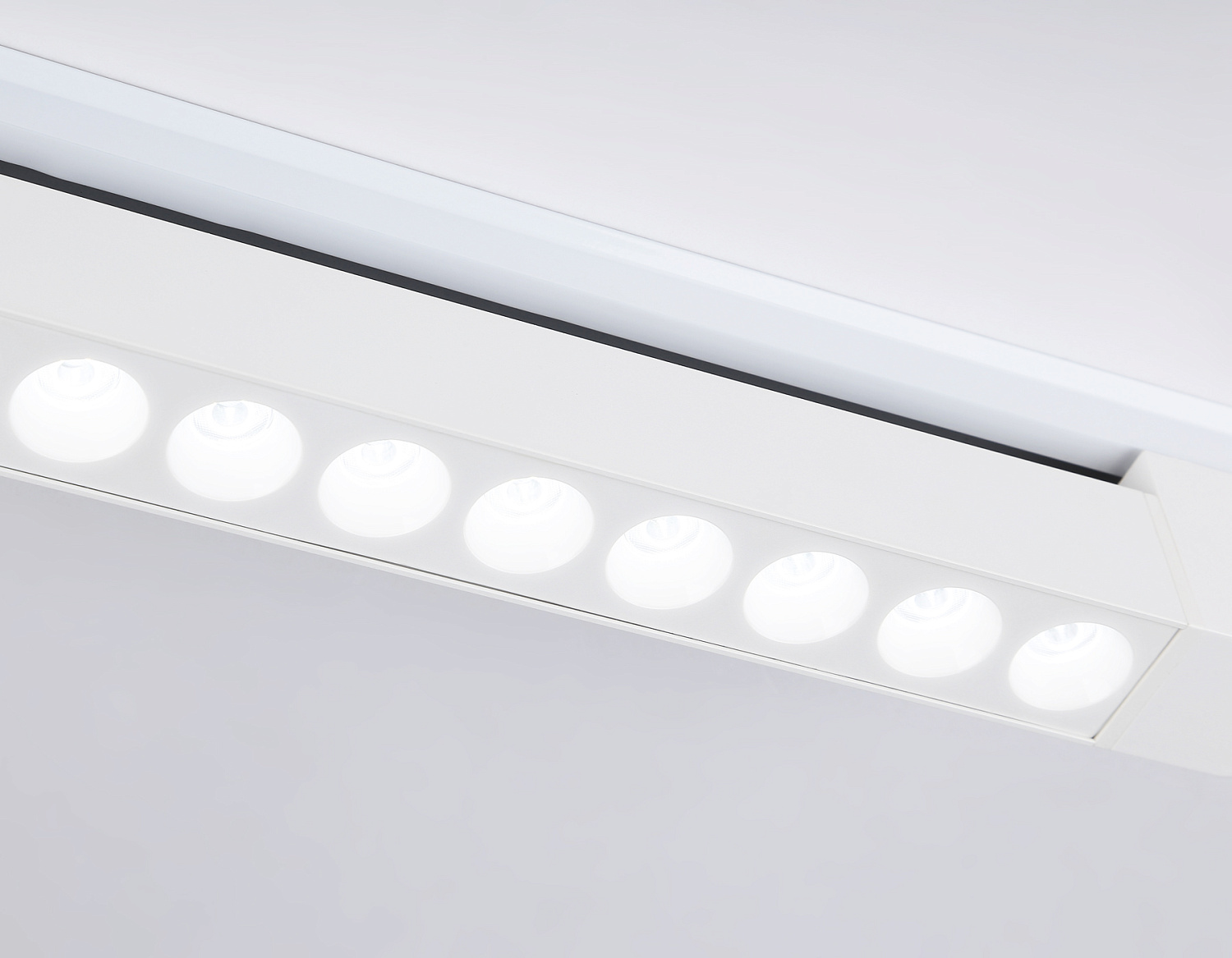 Трековый однофазный светодиодный светильник GL6706 WH белый IP20 20W 4200K 24° 323*35*57