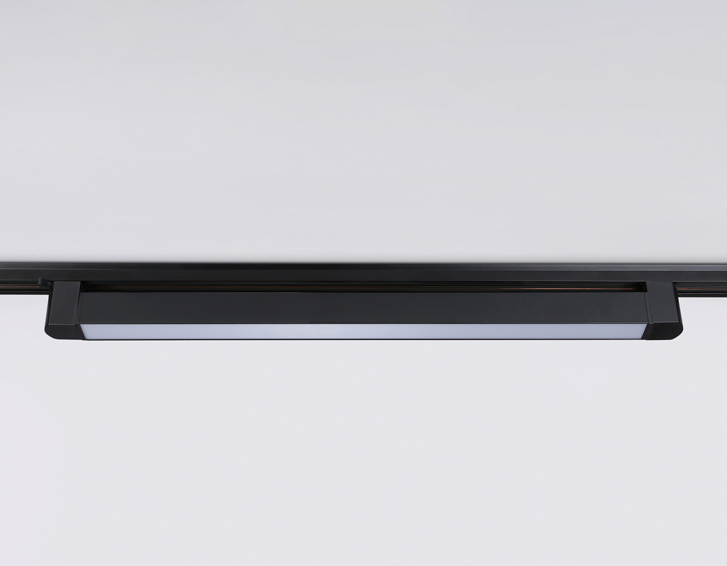 Трековый однофазный светодиодный светильник GL6745 BK черный IP20 40W 4200K 590*35*57