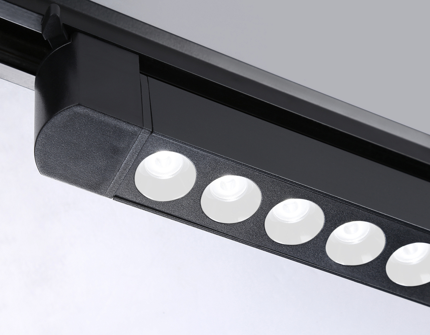 Трековый однофазный светодиодный светильник GL6721 BK черный IP20 40W 4200K 24° 590*35*57