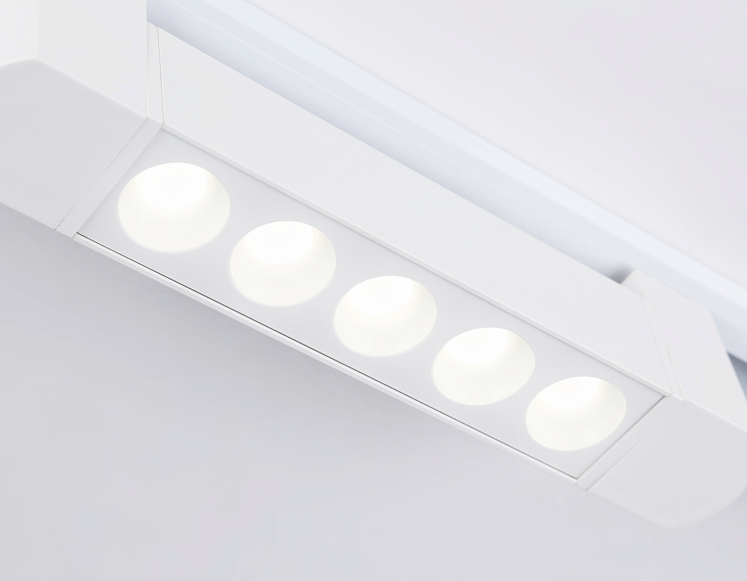 Трековый однофазный светодиодный светильник GL6700 WH белый IP20 10W 4200K 24° 192*35*57