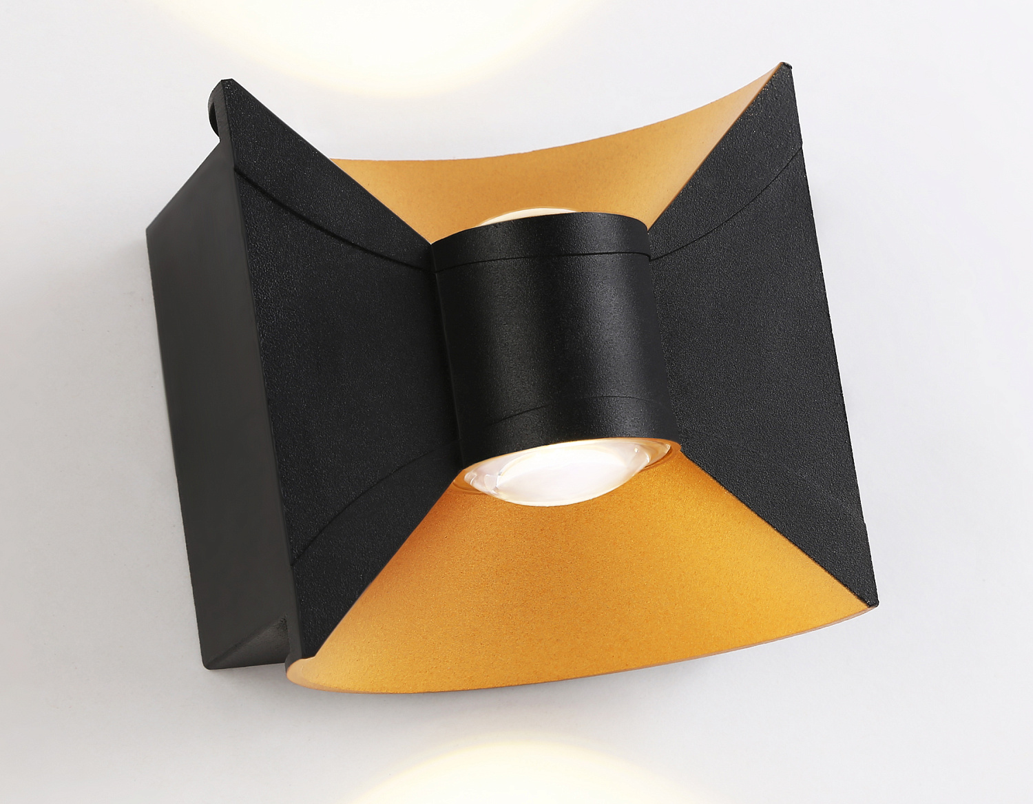 Уличный настенный светодиодный светильник IP54 ST4472 BK/GD черный/золото LED 4200K 6W IP54 92*98*55