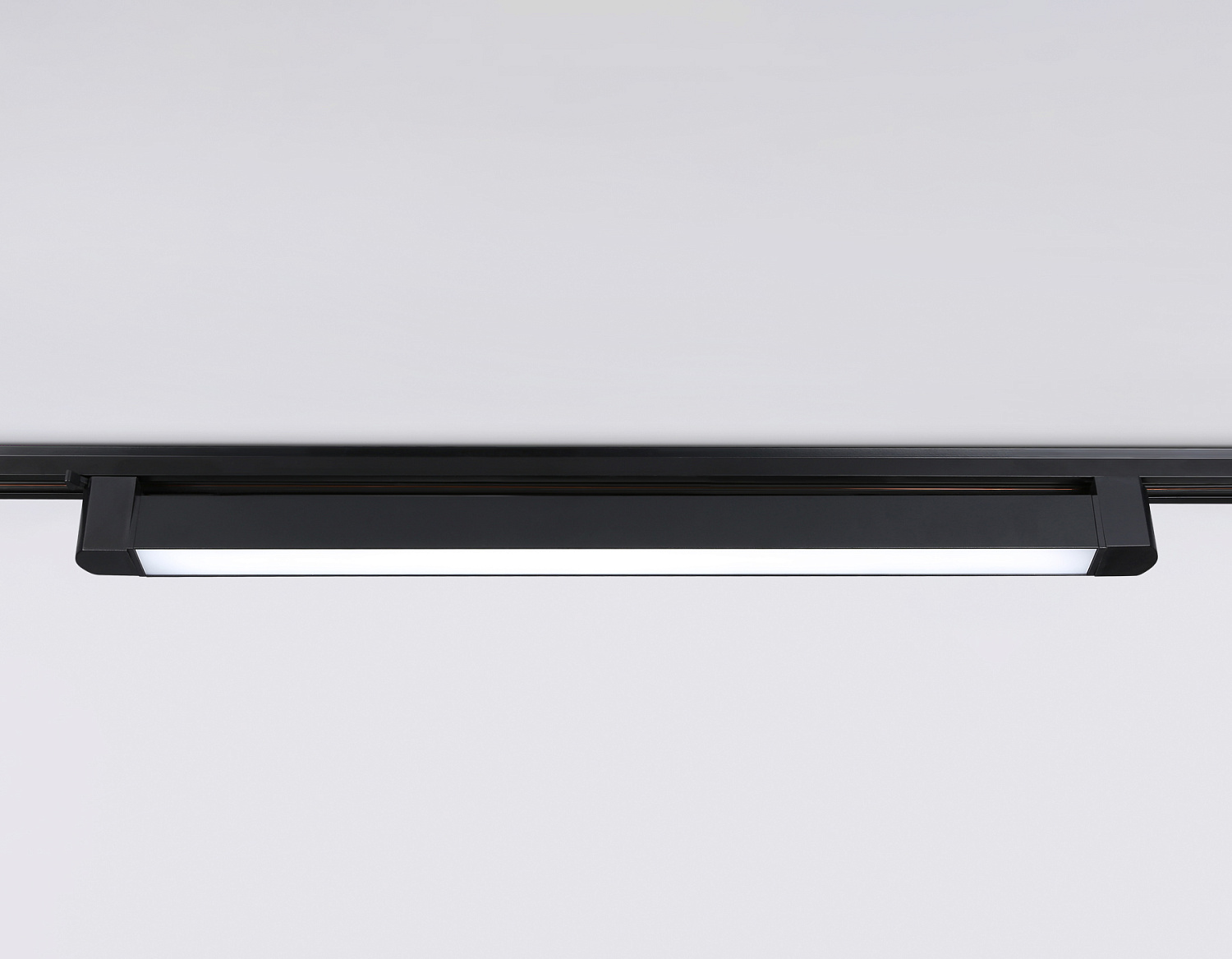 Трековый однофазный светодиодный светильник GL6745 BK черный IP20 40W 4200K 590*35*57