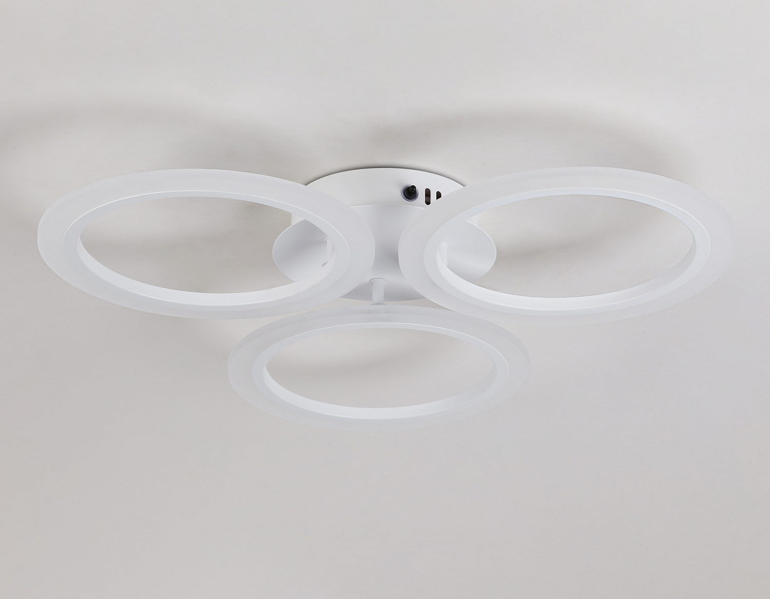 Потолочный светодиодный светильник с пультом FA4052/3 WH белый 4200K/3000/6400K 51W D580*80 (ПДУ ИК)