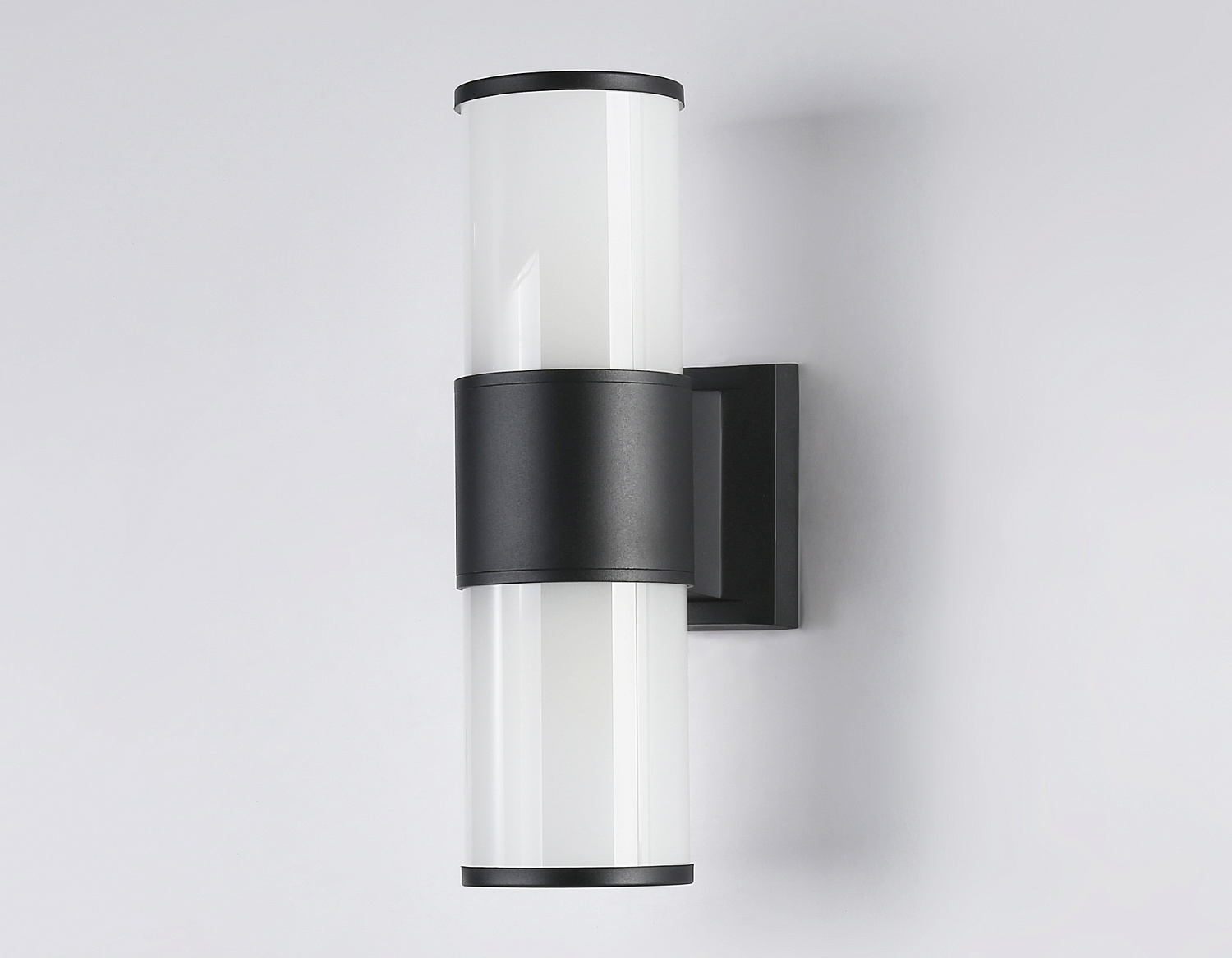 Уличный настенный архитектурный светильник ST2455 BK/FR черный/белый матовый IP54 E27 max 40W 300*90*155