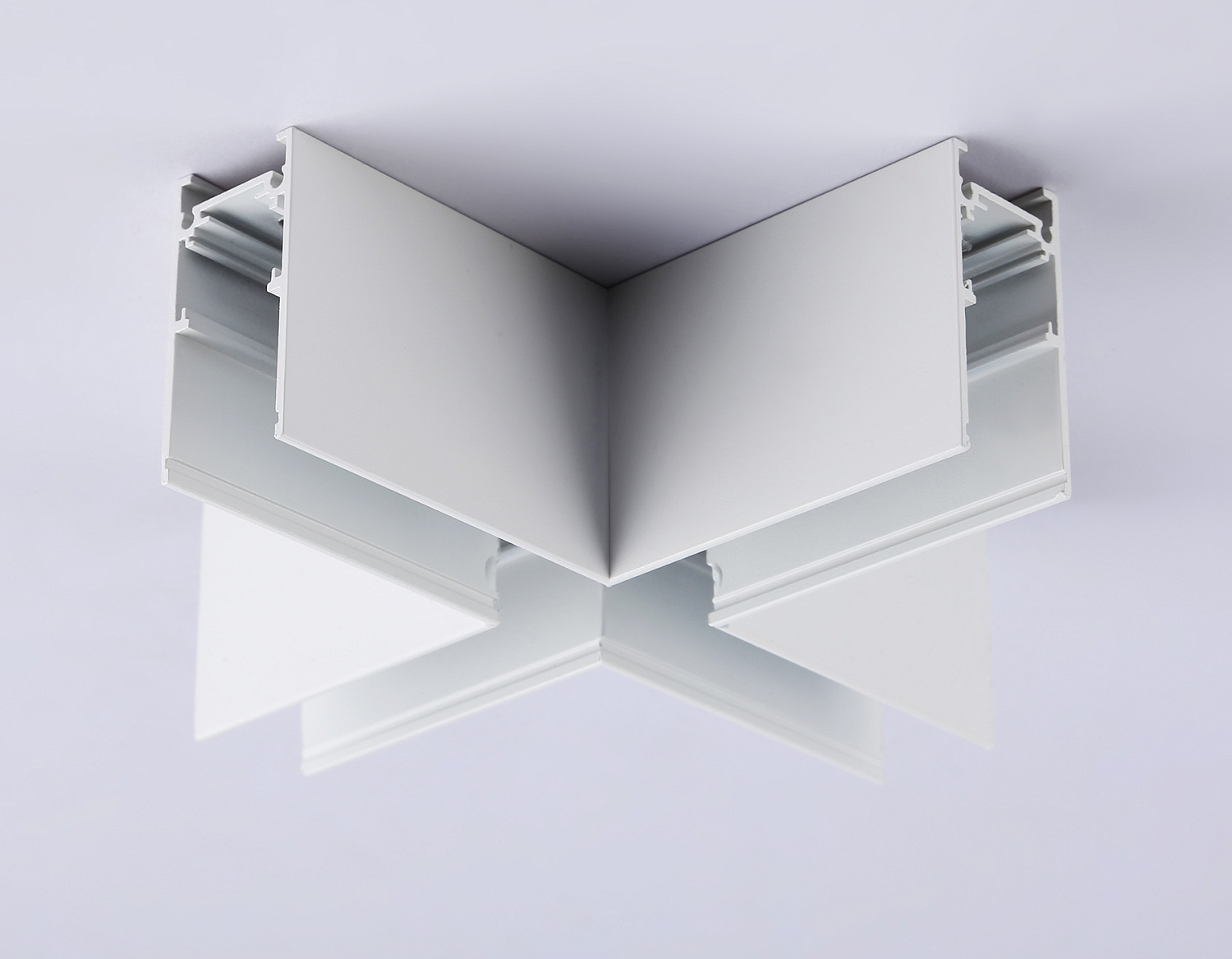 Коннектор X-образный для накладного шинопровода Magnetic GL3375 WH белый коннектор X-образный для накладного шинопровода 170*170*53.7