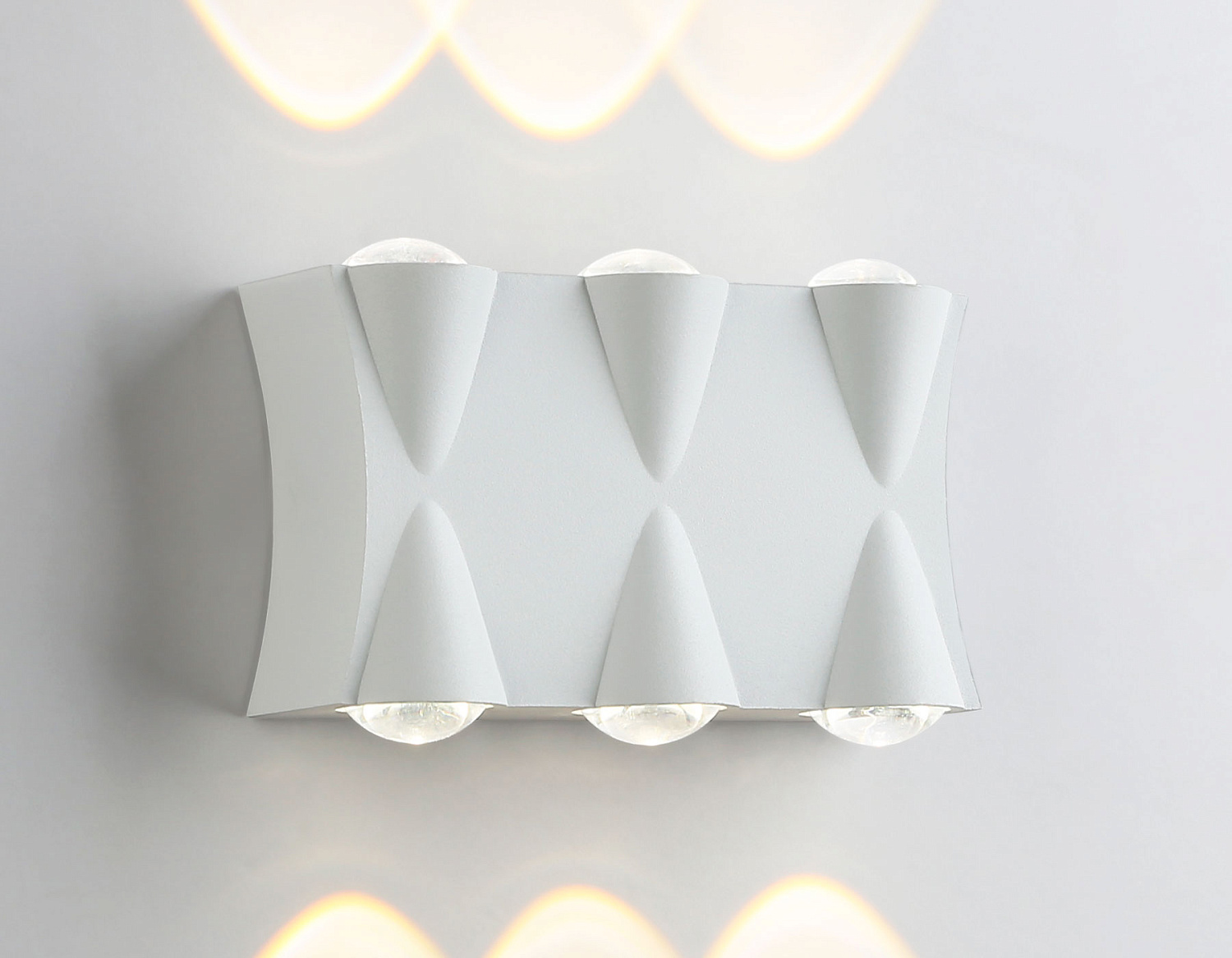 Уличный настенный светодиодный светильник IP54 ST4485/6 WH белый LED 4200K 6W IP54 140*80*45