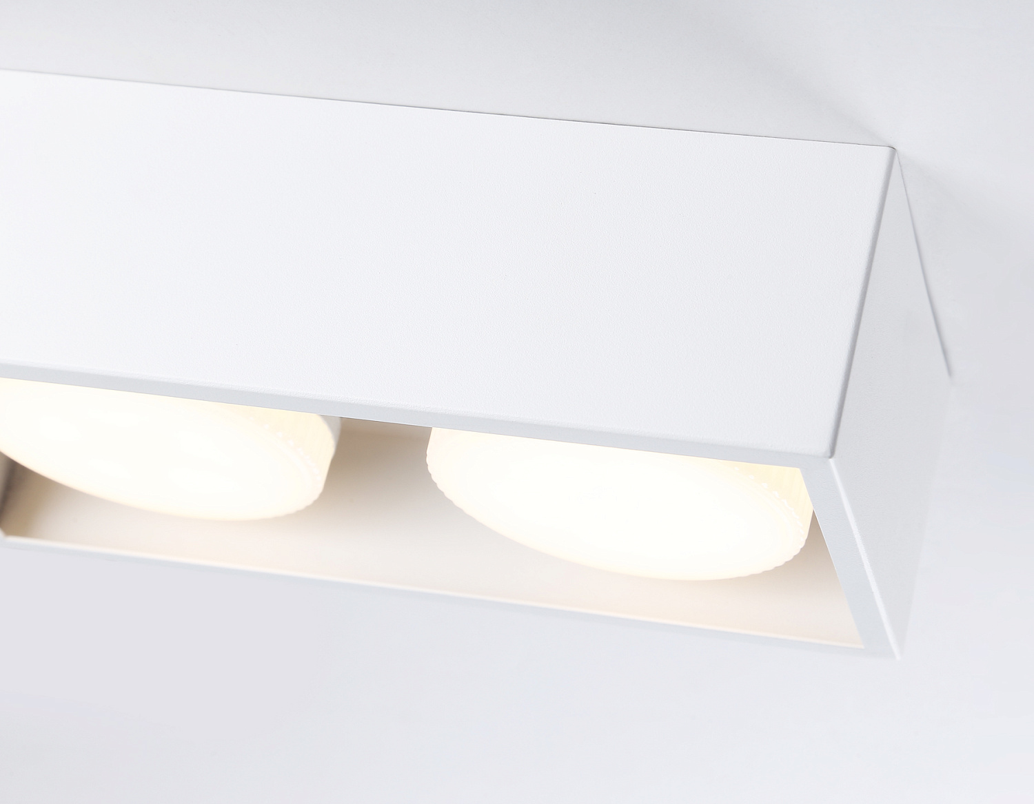 Светильник накладной со сменной лампой GX53 TN70828/2 WH белый GX53/2 max 12W 200*100*60