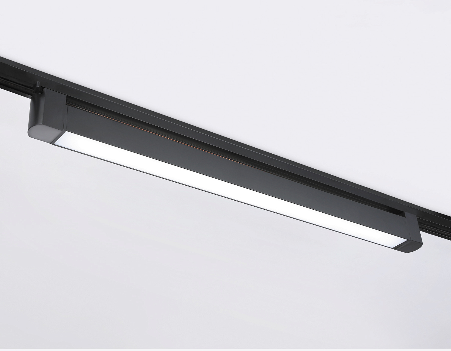 Трековый однофазный светодиодный светильник GL6745 BK черный IP20 40W 4200K 590*35*57