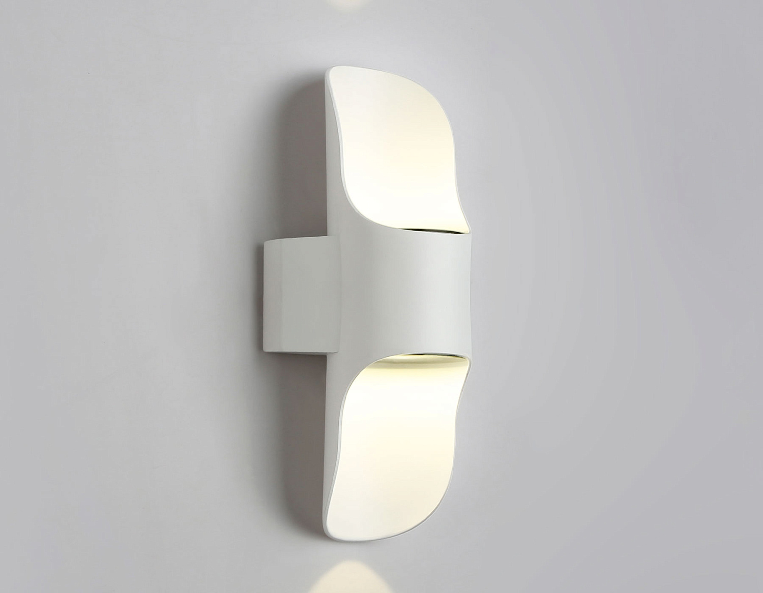 Уличный настенный светодиодный светильник IP54 ST4533 WH белый LED 4200K 8W IP54 220*66*100