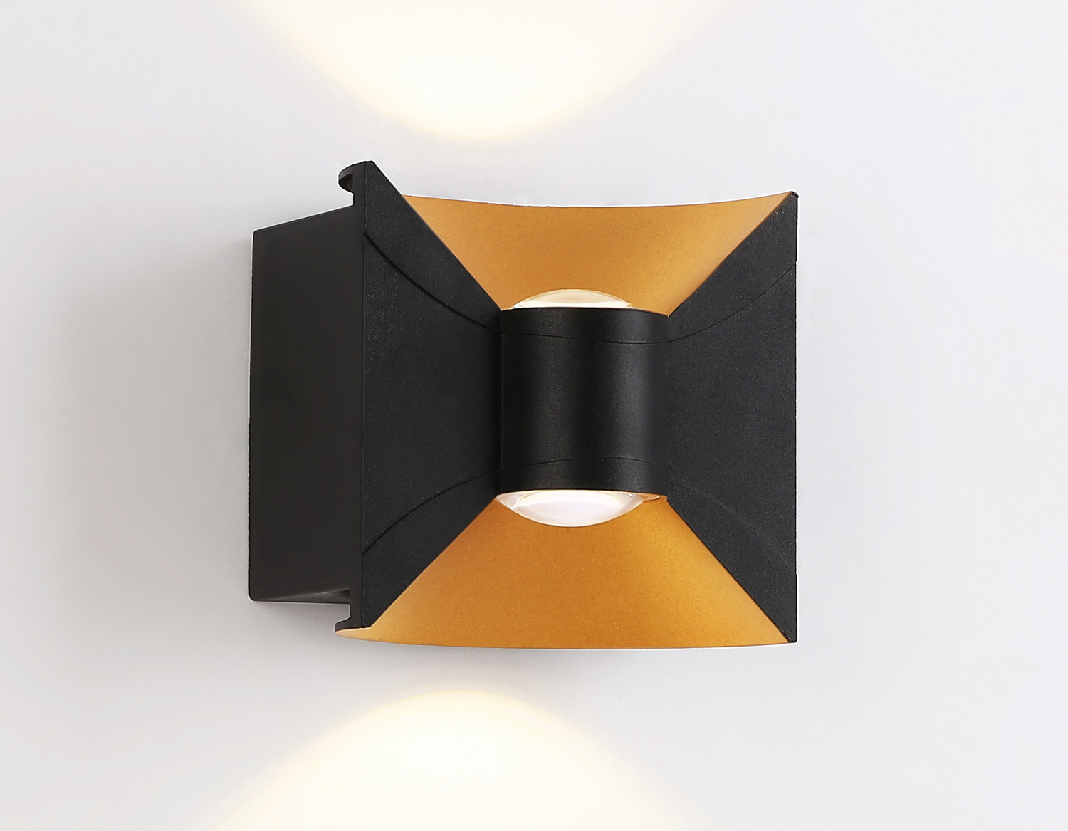 Уличный настенный светодиодный светильник IP54 ST4472 BK/GD черный/золото LED 4200K 6W IP54 92*98*55